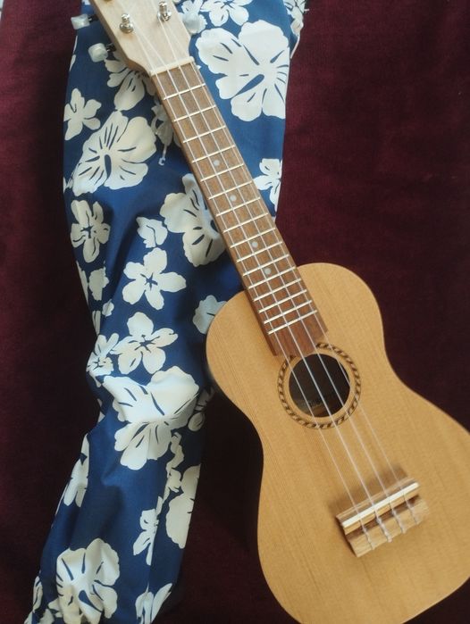 APC UKULELE SOPRANO UKULELE APC SOPRANO NATUREL OPEN PORE ECO-FRIENDLY **MADE IN PORTUGAL** 100% BOIS RECYCLE AVEC HOUSSE BALADEUSE EN TISSU