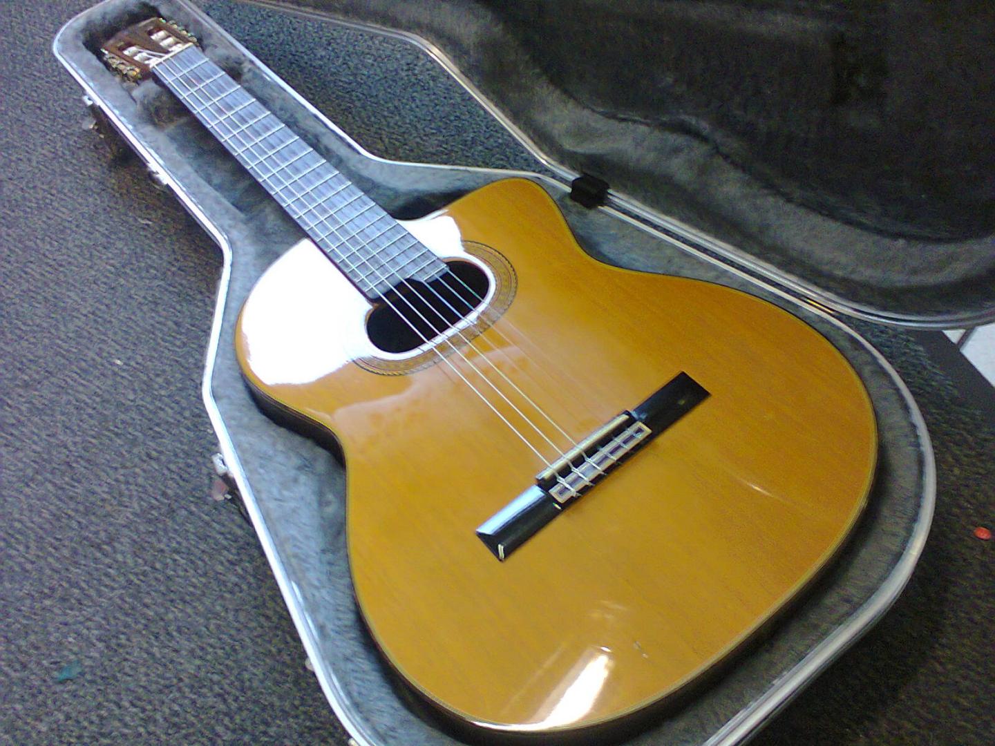 TAKAMINE EP50 TAKAMINE EP50 GUITARE ELECTRO CLASSIQUE **MADE IN JAPAN**. TABLE CEDRE MASSIF. MANCHE ACAJOU. DOS ECLISSES TOUCHE CHEVALET PALISSANDRE. PREAMPLI EQ. AVEC ETUI