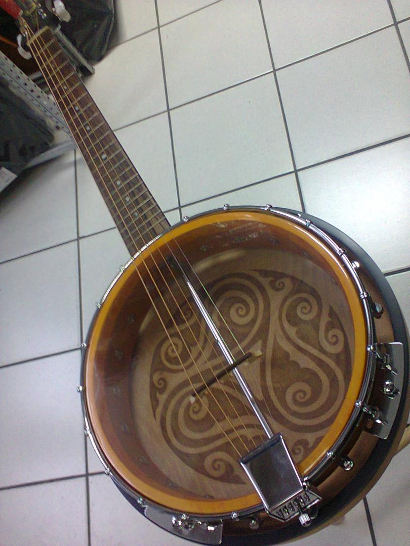 LUNA banjo guitare bgb celtic 6 LUNA BANJO GUITARE bgb celtic 6 CORDES. CORPS & MANCHE ACAJOU. TOUCHE PALISSANDRE. MOTIF GRAVE TRINITY. PEAU REMO