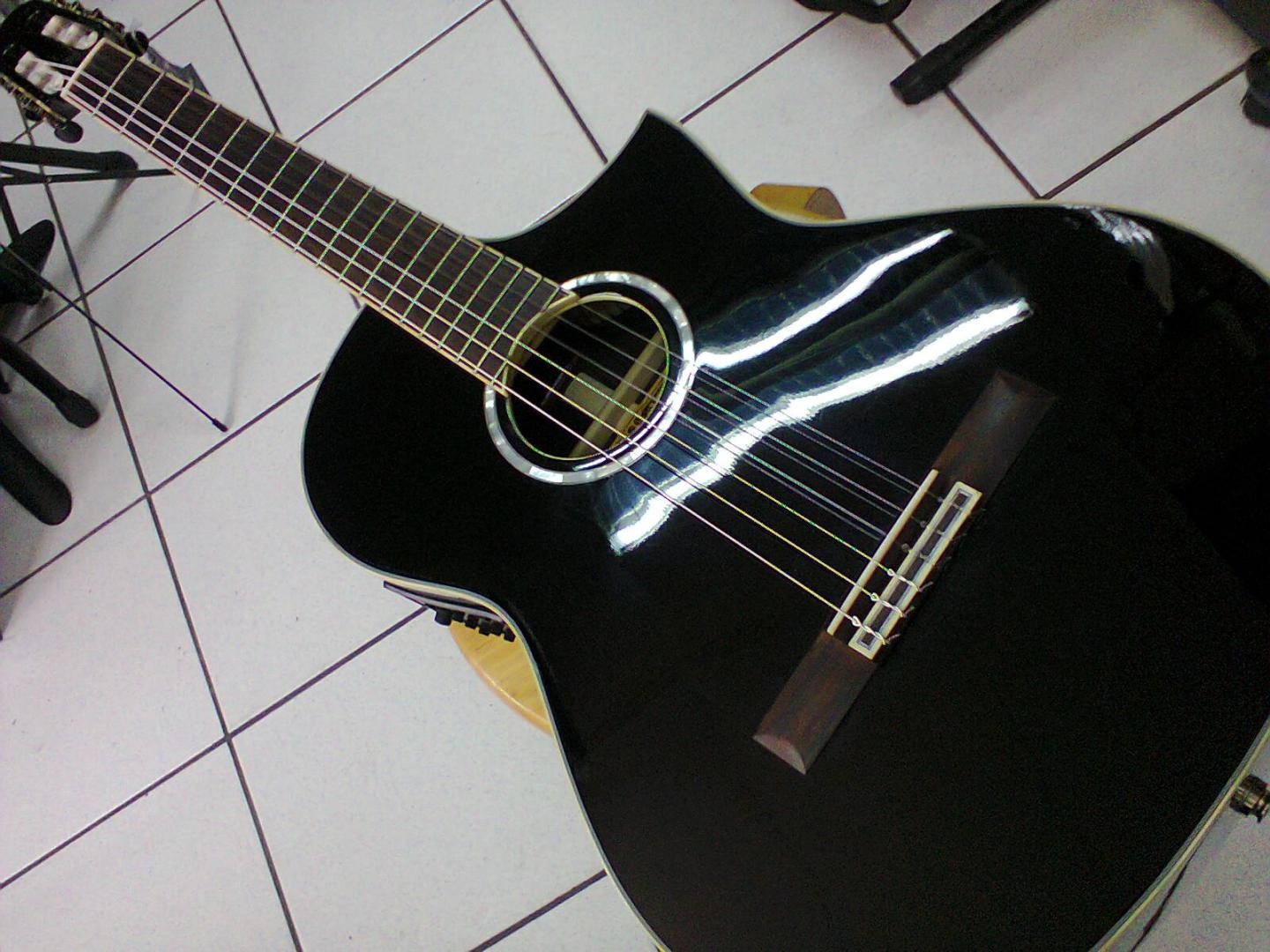 MARTINEZ PERFORMER MCG NK09 MARTINEZ PERFORMER MCG NK09 GUITARE ELECTRO CLASSIQUE PAN COUPE NOIRE VERNIE. TABLE CEDRE. DOS ECLISSES PALISSANDRE. MANCHE ACAJOU TOUCHE CHEVALET PALISSANDRE. PREAMPLI FISHMAN.