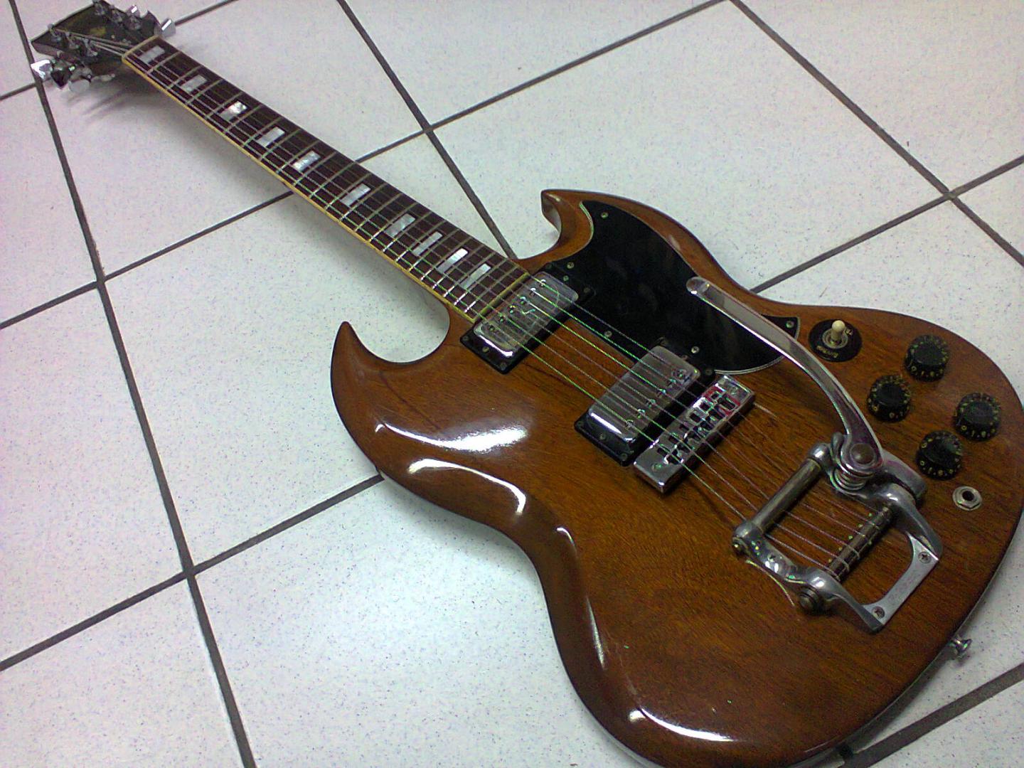GIBSON SG STANDARD 1976 WALNUT BROWN GIBSON SG STANDARD 1976 WALNUT BROWN **OCCASION** GUITARE ELECTRIQUE **MADE IN USA** NATURELLE VERNIE. CORPS & MANCHE ACAJOU. TOUCHE PALISSANDRE. 2 MICROS HUMBUCKER. 2 VOL. 2 TON. SELECTEUR 3 POS. VIBRATO GIBSON. MECANIQUES BAIN D'HUILE. PLAQUE NOIRE ACCASTILLAGE CHROME. **AVEC ETUI**