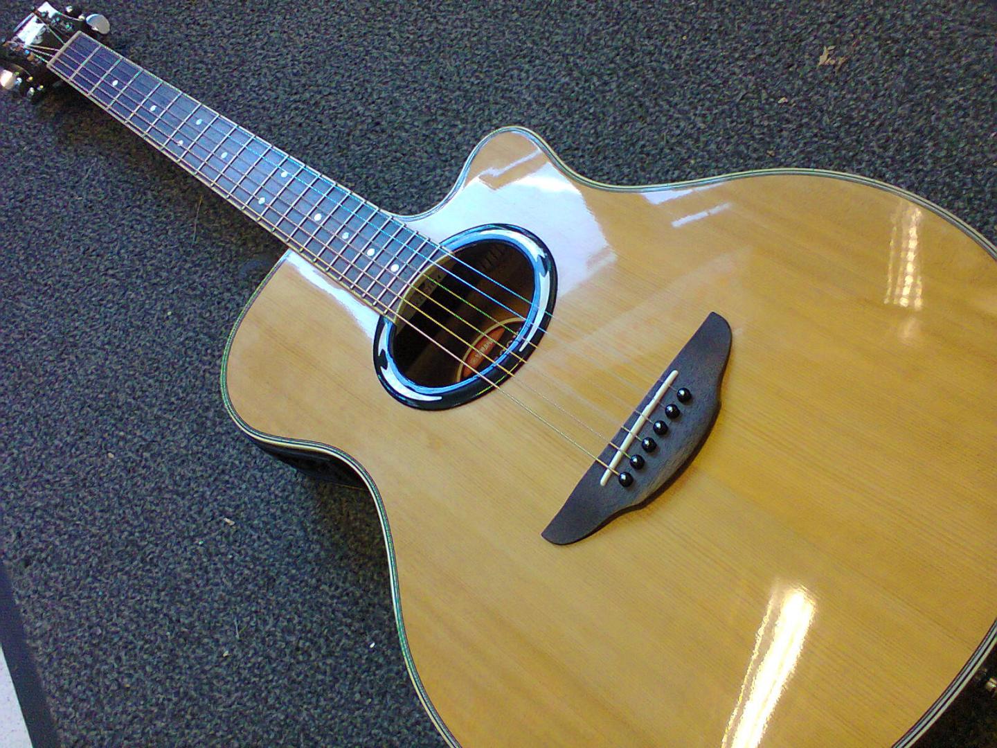 YAMAHA APX500IIINT YAMAHA APX500IIINT GUITARE ELECTRO ACOUSTIQUE NATUREL BRILLANT. DOS ECLISSES MANCHE NATO. TOUCHE CHEVALET PALISSANDRE. PRE AMPLI EQ 3 BANDES + ACCORDEUR. MECANIQUE BAIN D'HUILE CHROME