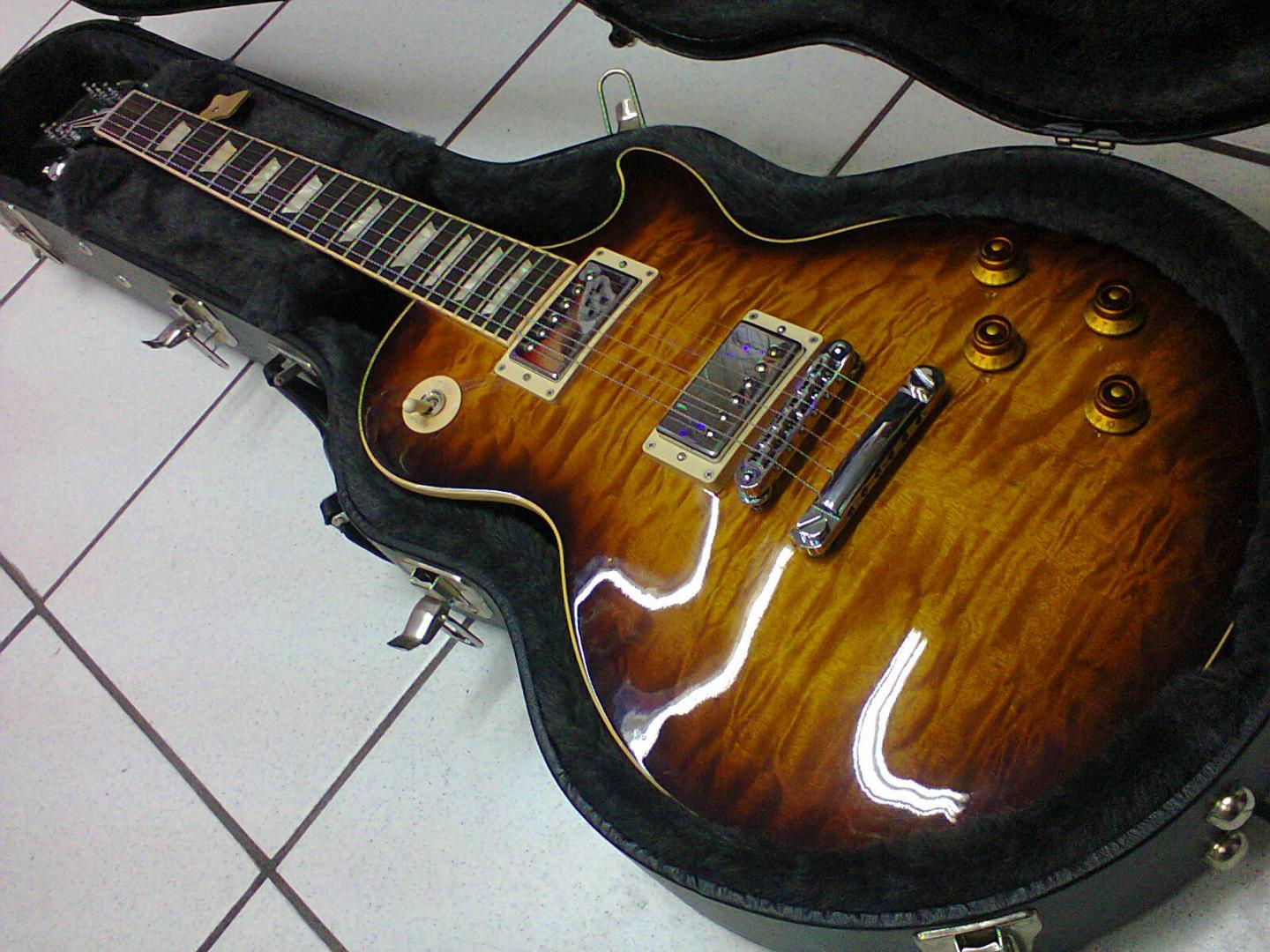 GUITARE GIBSON LES PAUL STANDARD 2013 PREMIUM QUILT DESERT BURST LPSAQDBCH1 GIBSON **OCCASION** GUITARE ELECTRIQUE N° 105131303 DESERT BURST. **MADE IN NASHVILLE USA**. CORPS & MANCHE ACAJOU. TABLE ERABLE ONDE AAA. TOUCHE PALISSANDRE. 2 MICROS BURSTBUCKER PRO ALNICO V. 2 VOL PUSH PULL. 2 TON PUSH PULL. SELECTEUR 3 POS. MECANIQUE GROVER VINTAGE A BLOCAGE. ACCASTILLAGE CHROME. **ETUI MADE IN CANADA**