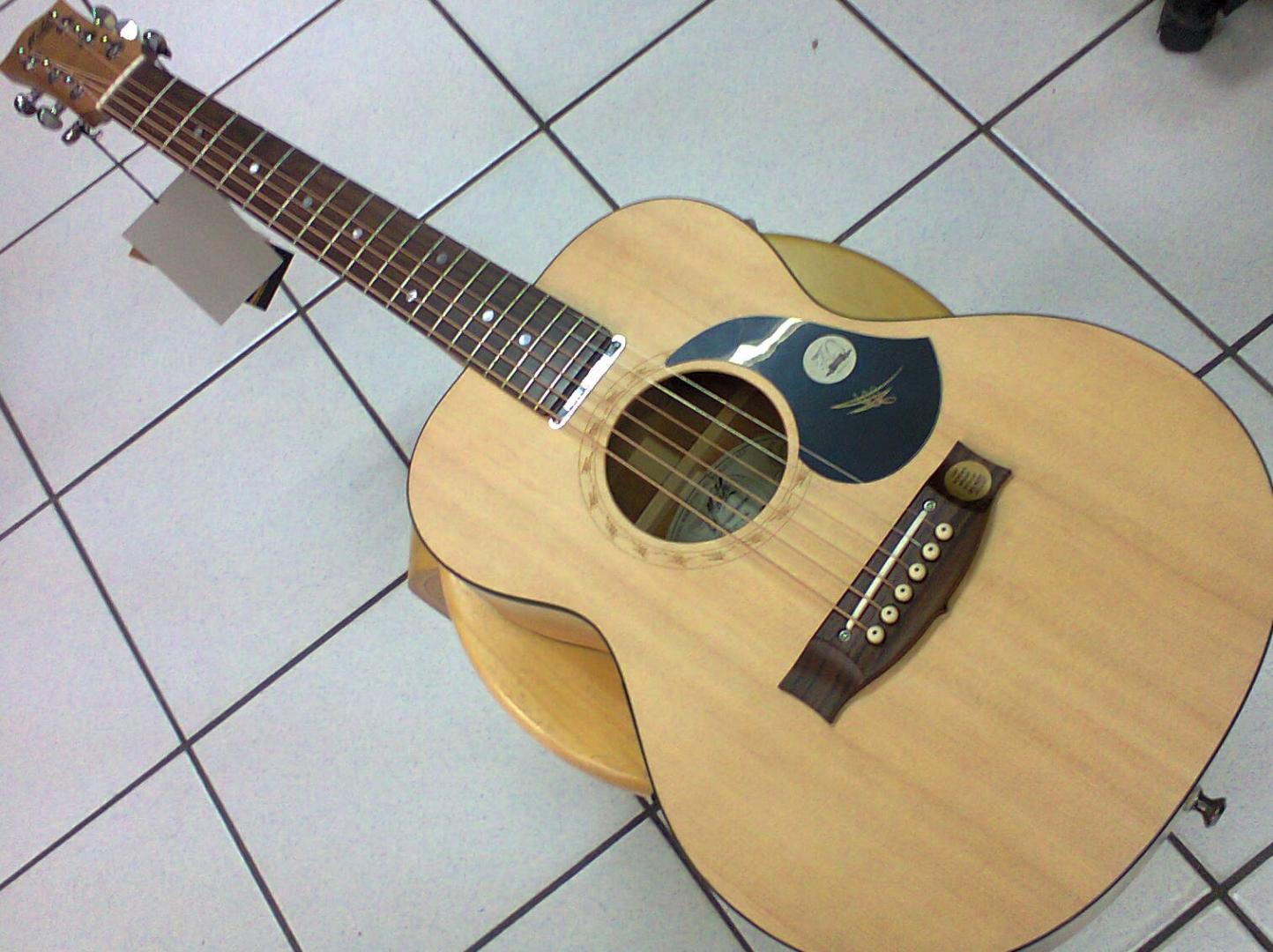 MATON MINI EM6 MATON MINI EM6 GUITARE MINI ELECTRO ACOUSTIQUE NATURELLE SATINEE **FAITE A LA MAIN MADE IN AUSTRALIE**. TABLE EPICEA MASSIF. DOS ECLISSES MANCHE ERABLE MASSIF. TOUCHE CHEVALET PALISSANDRE. PRE AMPLI AP5. MECANIQUE GROVER. ETUI MATON