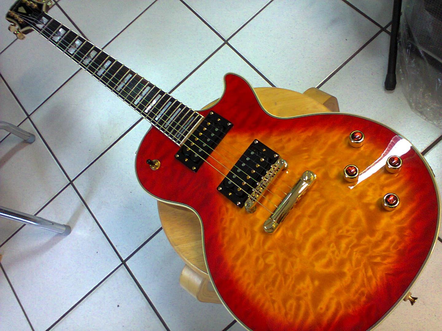 EPIPHONE LES PAUL CUSTOM PROPHECY PLUS GX ENCHHSGH1 EPIPHONE LES PAUL CUSTOM PROPHECY PLUS GX GUITARE ELECTRIQUE HERITAGE CHERRY SUNBURST. CORPS ET MANCHE ACAJOU. TABLE ERABLE ONDE (quilt). TOUCHE EBENE. MICRO MANCHE GIBSON US 490 MICRO CHEVALET GIBSON 498. 2 VOL. PUSH PULL. 2 TON. SELEC. 3 POS. MECANIQUE BAIN D'HUILE GROVER. ACCASTILLAGE GOLD.