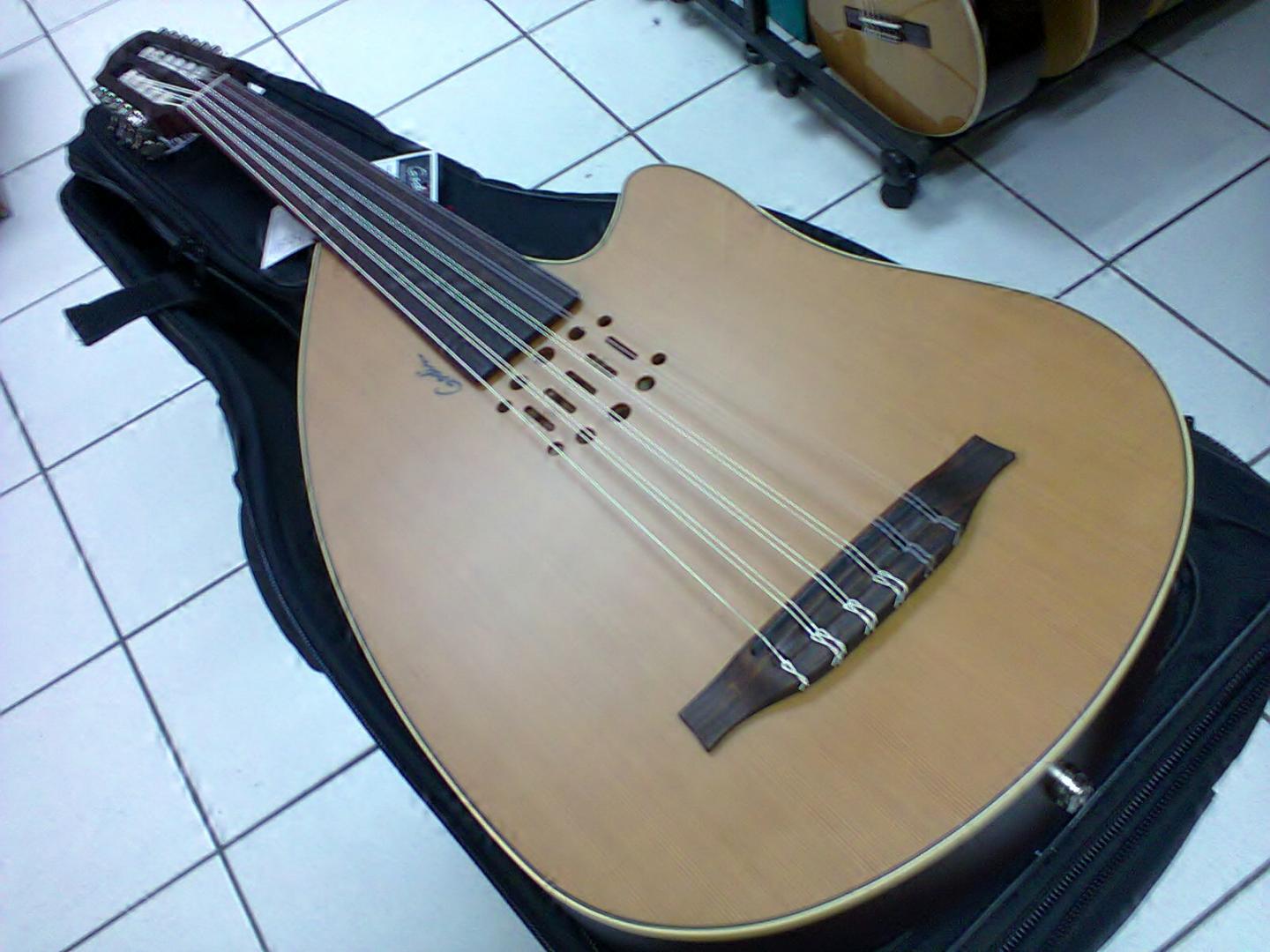 OUD GODIN MULTIOUD ENCORE NYLON NATURAL SG 037414 GODIN OUD ELECTRO 11 CORDES **MADE IN CANADA QUEBEC**. LUSTRE. TABLE CEDRE MASSIF. CORPS TILLEUL. MANCHE ACAJOU. TOUCHE CHEVALET PALISSANDRE. CAPTEUR. PREAMPLI GODIN EPM QUANTUM ACCORDEUR. ACCORDAGE FA-LALA-RERE-SOLSOL-DODO-FAFA ou DO-FAFA-LALA-RERE-SOLSOL-DODO