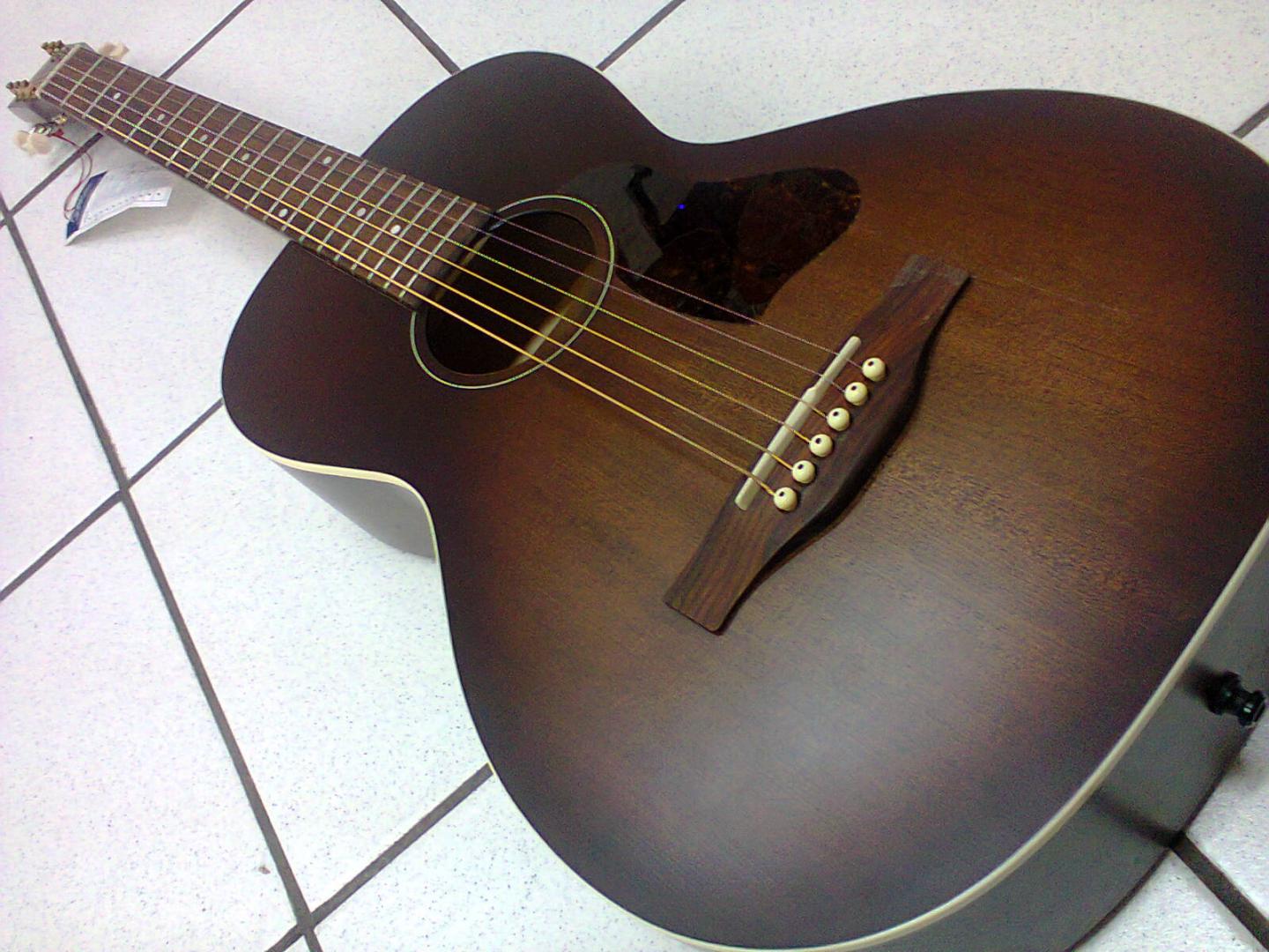 ART & LUTHERIE PARLOR Roadhouse Bourbon Burst A/E ART & LUTHERIE PARLOR Roadhouse Bourbon Burst A/E GUITARE ELECTRO ACOUSTIQUE PARLOR LUTHIER CANADIEN BOURBON BURST SATINE. TABLE EPICEA MASSIF. FOND & ECLISSES MERISIER. MANCHE ERABLE ARGENTE. TOUCHE & CHEVALET PALISSANDRE. PREAMPLI FISHMAN. MECANIQUE VINTAGE