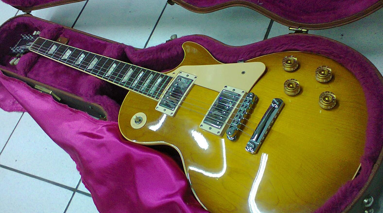 GIBSON LES PAUL STANDARD COLLECTION PROFIL 59 LPSHBCH1 GIBSON **OCCASION 100% ORIGINE** GUITARE ÉLECTRIQUE N° 91326345 FAITE A NASHVILLE **MADE IN USA** HONEY BURST DÉGRADÉ MIEL. TABLE ÉRABLE SCULPTÉE. CORPS MASSIF 1 PIECE MANCHE PROFIL 59 ACAJOU. TOUCHE PALISSANDRE 22 FRETTES. 2 MICROS ALNICO 490R & 498T. 2 VOLUMES 2 TONALITÉS. SÉLECTEUR 3 POSITIONS. **ÉTUI GIBSON**