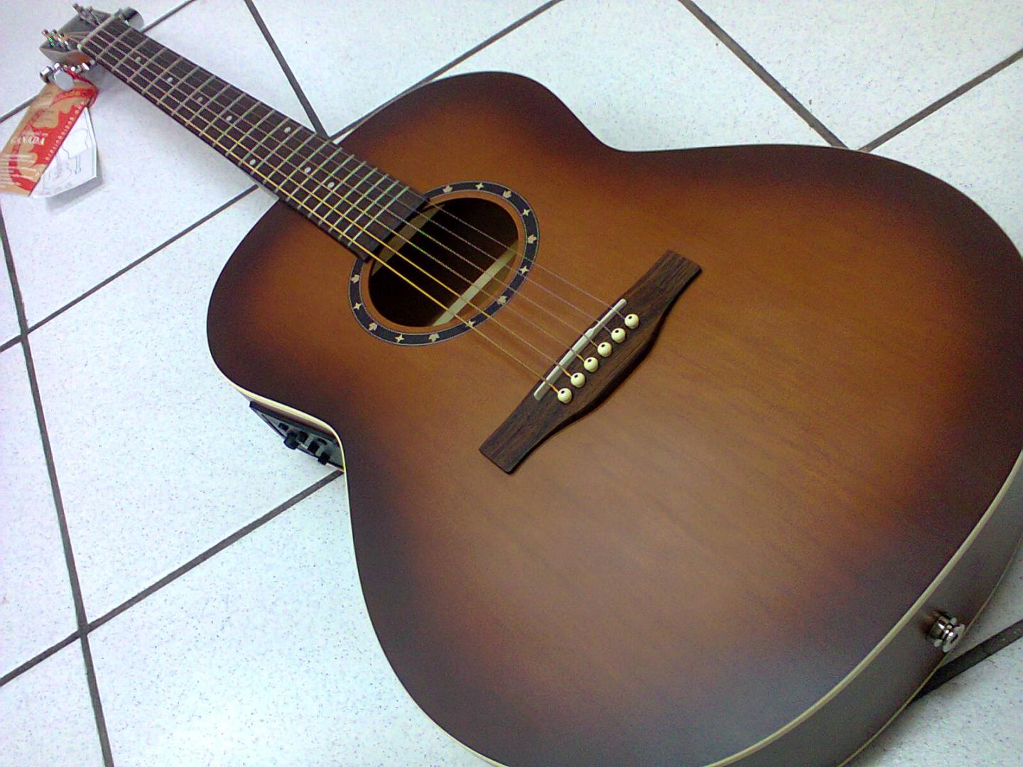 NORMAN Protégé B18 Cedar Folk Tobacco Burst Presys 034871 NORMAN Protégé B18 Cedar Folk Tobacco Burst Presys **MICRO FISSURE TABLE** GUITARE ELECTRO ACOUSTIQUE CANADIENNE TOBACCO BURST FAITE MAIN. TABLE CEDRE MASSIF. FOND ECLISSES MERISIER. MANCHE ERABLE ARGENTE TOUCHE CHEVALET PALISSANDRE. MECANIQUE CHROMEE BAIN D'HUILE. PREAMPLI FISHMAN.