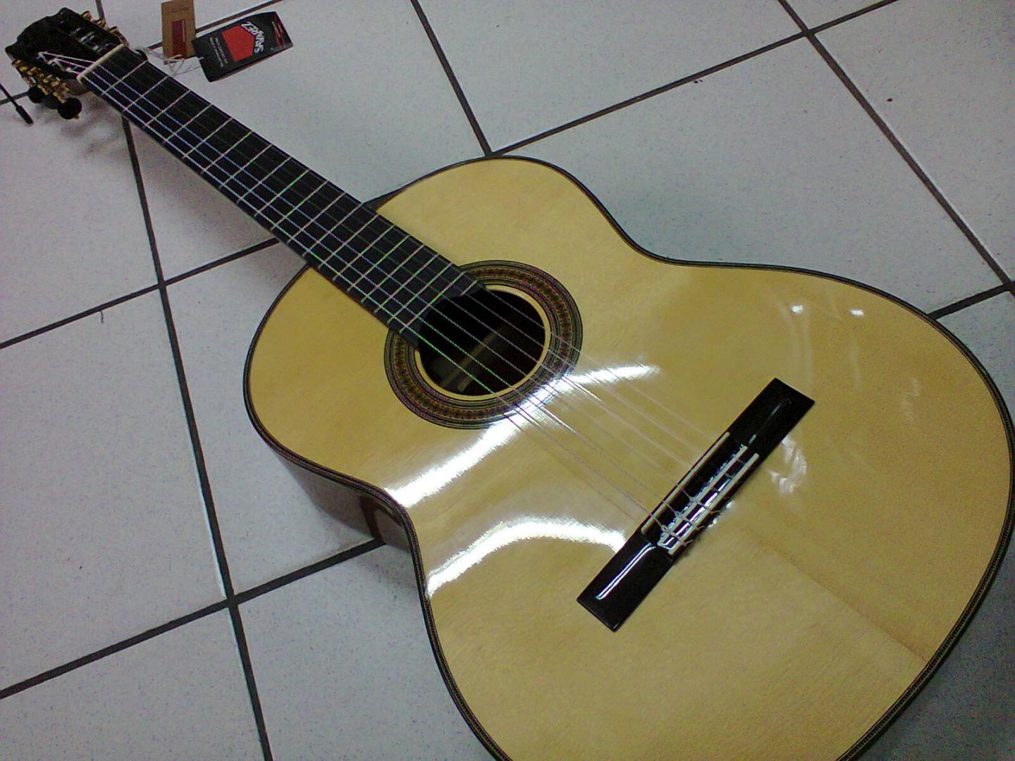 MARTINEZ Espana Sevilla ES-10S MARTINEZ Espana Sevilla ES-10S GUITARE CLASSIQUE NATURELLE VERNIE. TABLE EPICEA MASSIF. DOS ECLISSES MANCHE ACAJOU MASSIF. TOUCHE EBENE. CHEVALET PALISSANDRE.