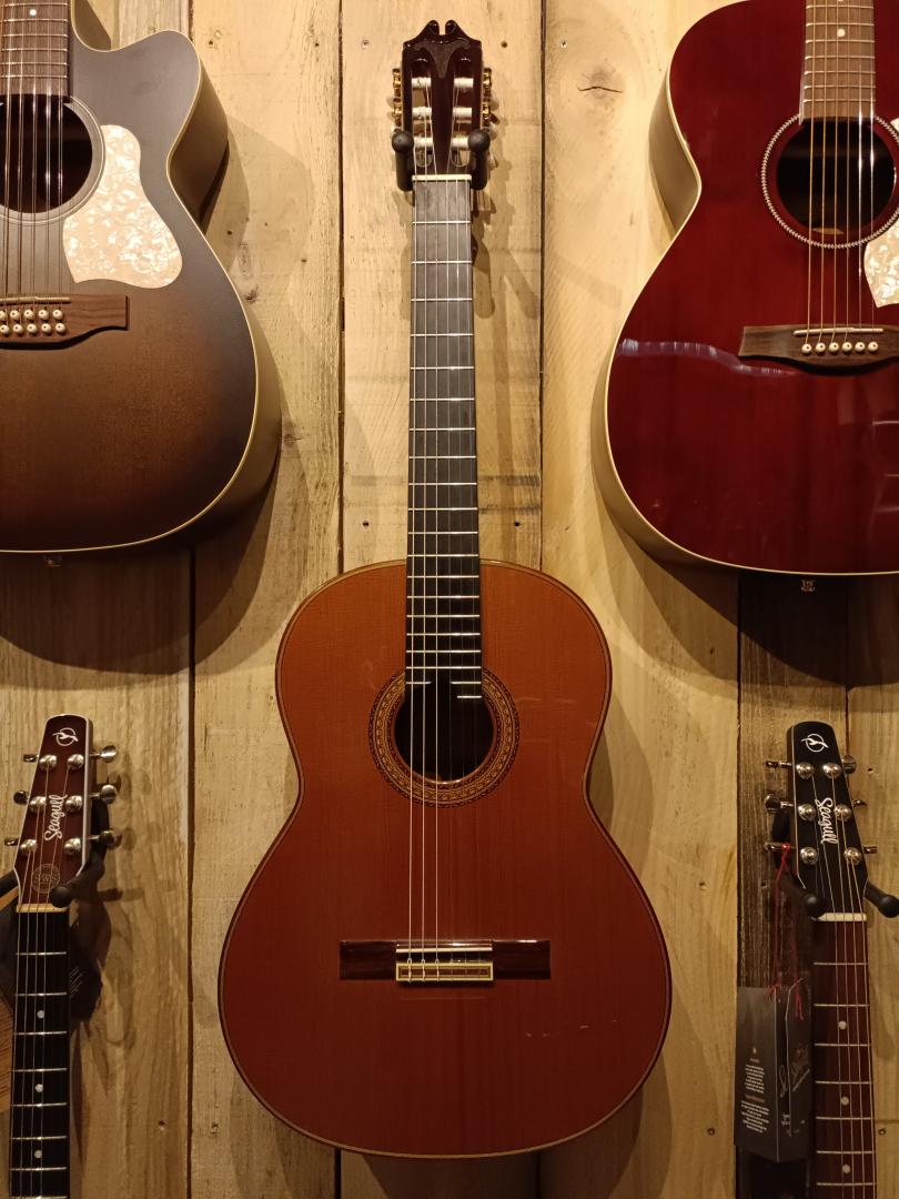 JUAN HERNANDEZ JH50CD LUTHIER JUAN HERNANDEZ JH50CD LUTHIER GUITARE CLASSIQUE MAITRE LUTHIER ESPAGNOL MODELE ANNIVERSAIRE. TABLE MASSIVE CEDRE. DOS ECLISSES PALISSANDRE RIO MASSIF. MANCHE ACAJOU. TOUCHE EBENE. VERNI SPECIAL HAUTE QUALITE NITROCELLULLOSIQUE MECANIQUE PRECISION OR.