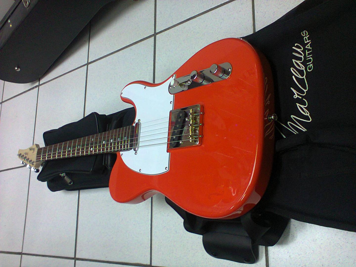 GUITARE TOM MARCEAU GUITARS ELEGANTE TRAD TL TOM MARCEAU GUITARS ELEGANTE TRAD TL GUITARE ELECTRIQUE CUSTOM SHOP ARTISANALE 100% MADE IN FRANCE FIESTA RED. CORPS FRENE. MANCHE ERABLE FLAMME (option) TOUCHE PAU FERRO. 2 MICROS SIMPLES. VOL. TON. SELECTEUR 3 POS. MECANIQUE HIPSHOT. ACCASTILLAGE CHROME. PLAQUE BLANCHE. **HOUSSE MADE IN ITALY**