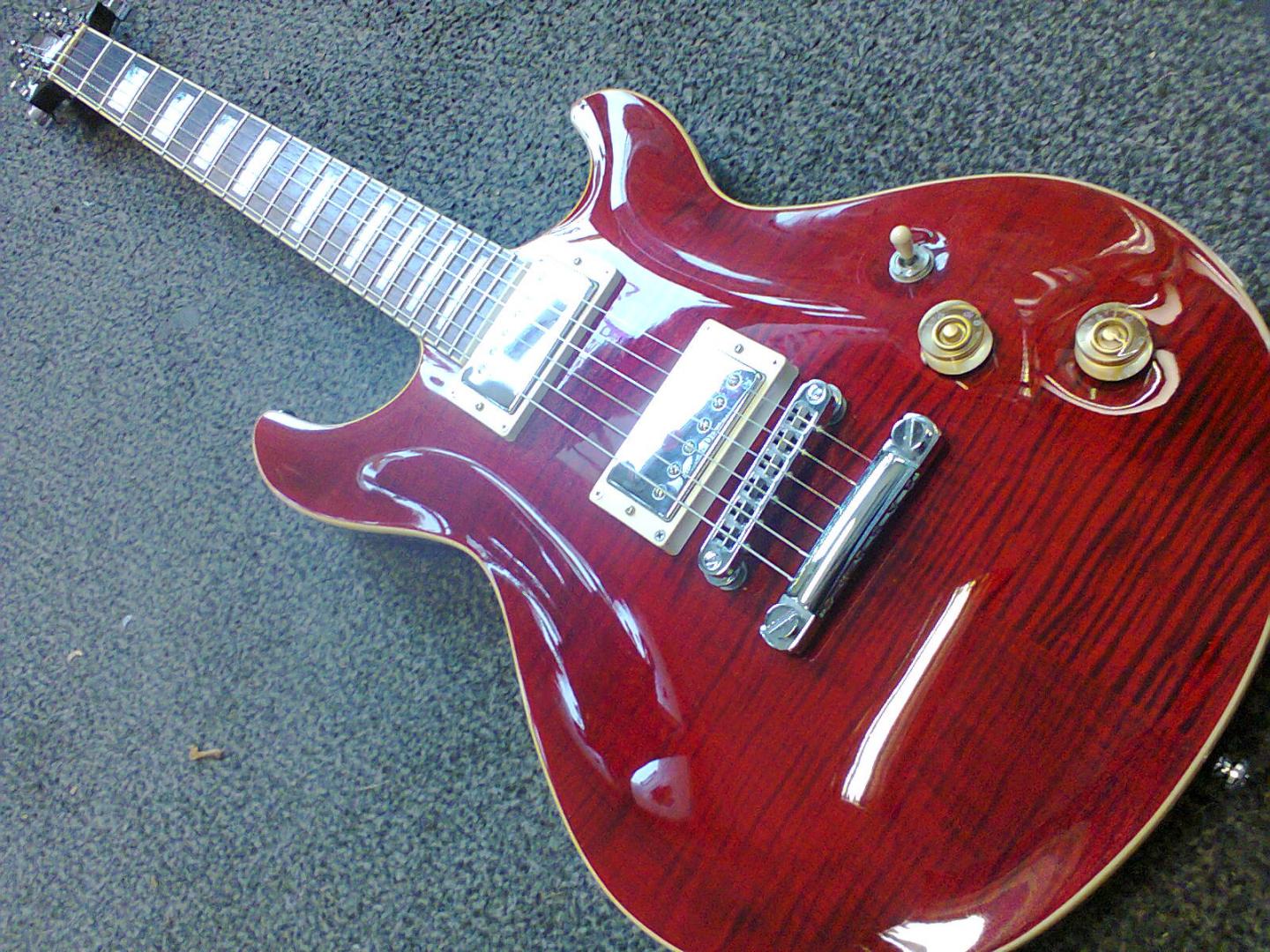 Cort M600 wine red flame top Cort M600 wine red flame top **OCCASION** GUITARE ELECTRIQUE ROUGE VERNIS. CORPS ET MANCHE ACAJOU. TABLE ERABLE FLAMME. TOUCHE PALISSANDRE. 2 MICROS HUMBUCKER DUNCAN. VOL. TON. SELEC. 3 POS. MECANIQUE CHROME BAIN D'HUILE.