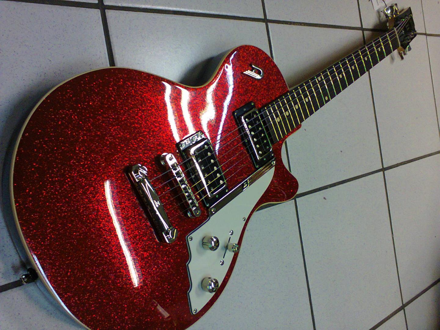 DUESENBERG STARPLAYER SPECIAL DSP RDS DUESENBERG STARPLAYER SPECIAL DSP-RDS GUITARE ELECTRIQUE RED SPARKLE **MADE IN GERMANY**. CORPS AULNE AMERICAIN MASSIF TABLE ET MANCHE ERABLE MASSIF. TOUCHE PALISSANDRE INDE. MICRO DOUBLE MANCHE GRAND VINTAGE. MICRO DOUBLE CHEVALET CRUNCHBUCKER. VOL. TON. SELECTEUR 3 POS. MECANIQUE BAIN D'HUILE. ACCASTILLAGE CHROME. PLAQUE BLANCHE