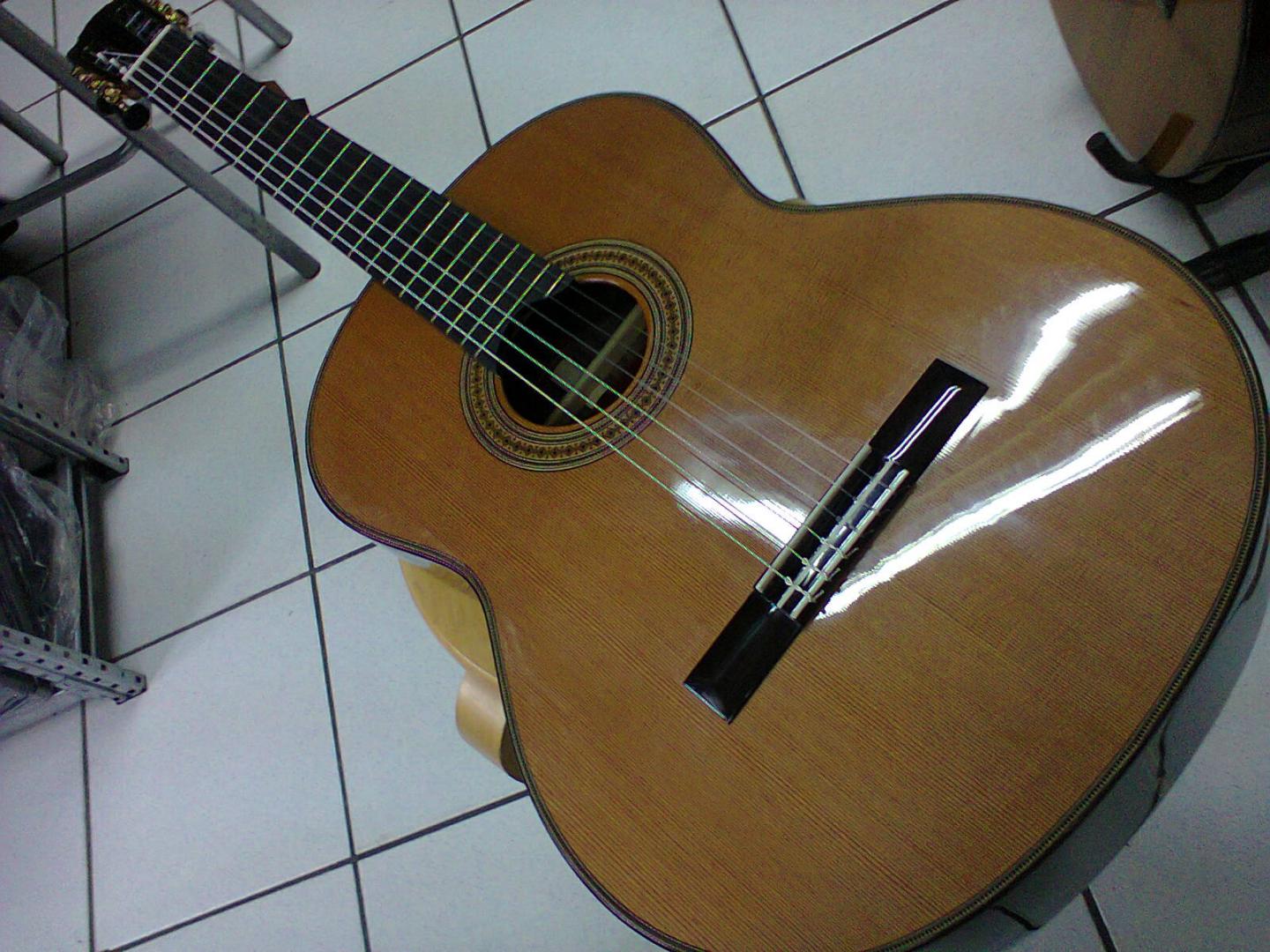 MARTINEZ Espana Dorada ES-12C MARTINEZ Espana Dorada ES-12C GUITARE CLASSIQUE NATURELLE VERNIE. TABLE CEDRE MASSIF. DOS ECLISSES PALISSANDRE. MANCHE ACAJOU MASSIF. TOUCHE EBENE. CHEVALET PALISSANDRE.