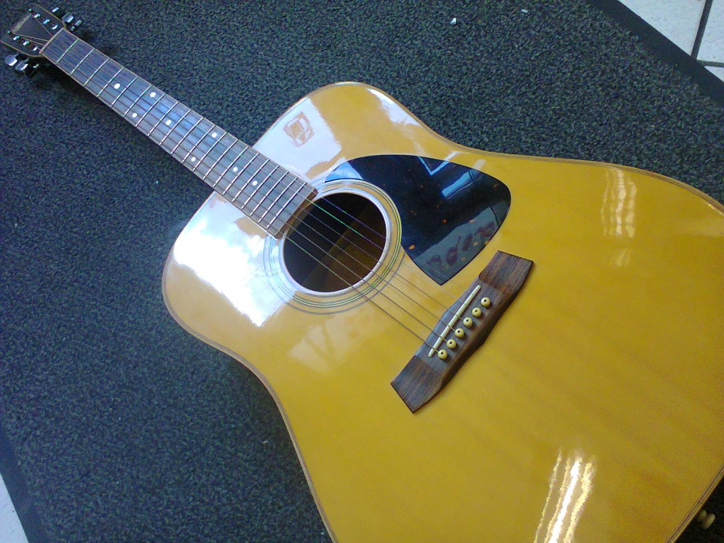 Aria LW-20 MADE IN JAPAN Aria LW-20 **FAITE AU JAPON** GUITARE ACOUSTIQUE **FAITE AU JAPON** NATUREL BRILLANT. TABLE EPICEA MASSIVE. MANCHE ACAJOU. DOS ECLISSES CHEVALET TOUCHE PALISSANDRE. PLAQUE ECAILLE