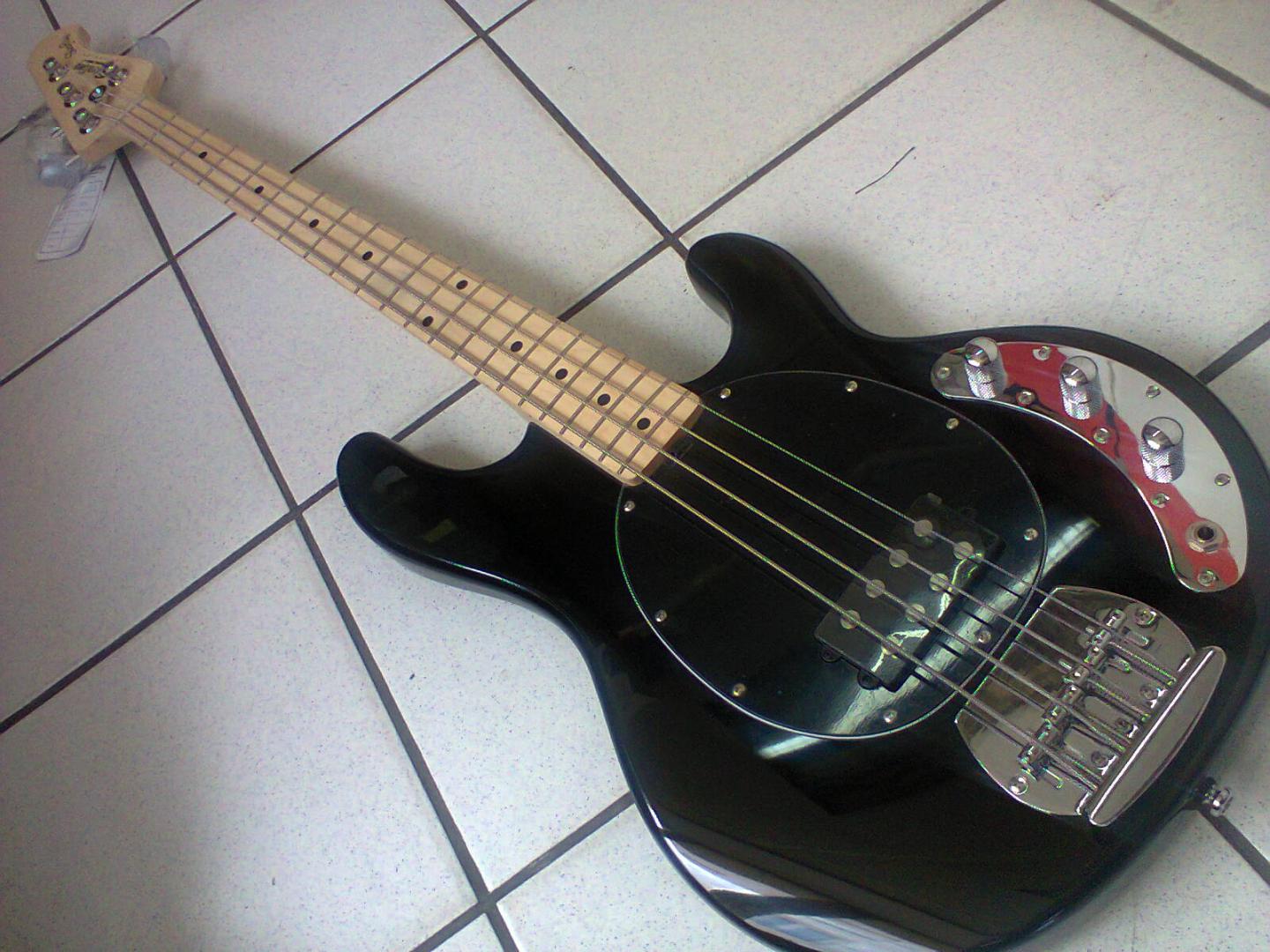 Sterling Music Man StingRay Sterling Music Man StingRay 4 MN Black BASSE ACTIVE NOIRE. CORPS TILLEUL. MANCHE ERABLE. TOUCHE ERABLE. MICRO HUMBUCKER CERAMIQUE. VOL. TON. ACCASTILLAGE CHROME. PLAQUE NOIRE.