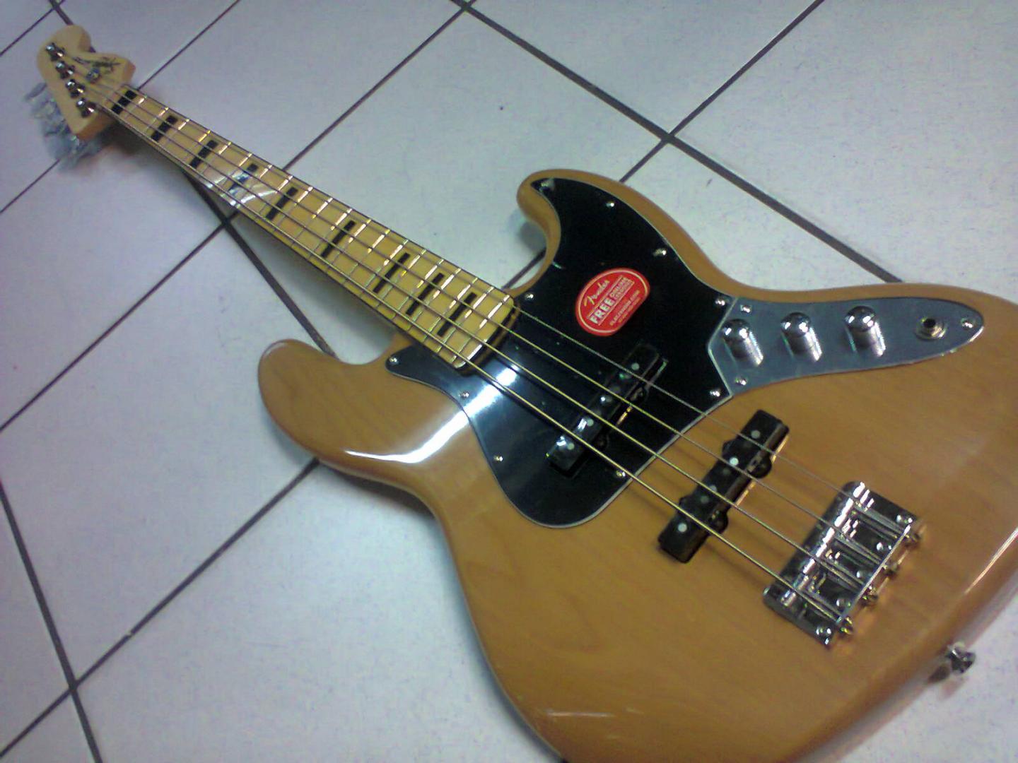 SQUIER CLASSIC VIBE VINTAGE MODIFIED JAZZ BASS '70S NAT 0306702521 SQUIER CLASSIC VIBE VINTAGE MODIFIED JAZZ BASS '70S NAT GUITARE BASSE NATURELLE. CORPS MANCHE & TOUCHE ERABLE ERABLE. 2 MICROS SIMPLES 2 VOL. 1 TON. ACCASTILLAGE CHROME. PLAQUE NOIRE