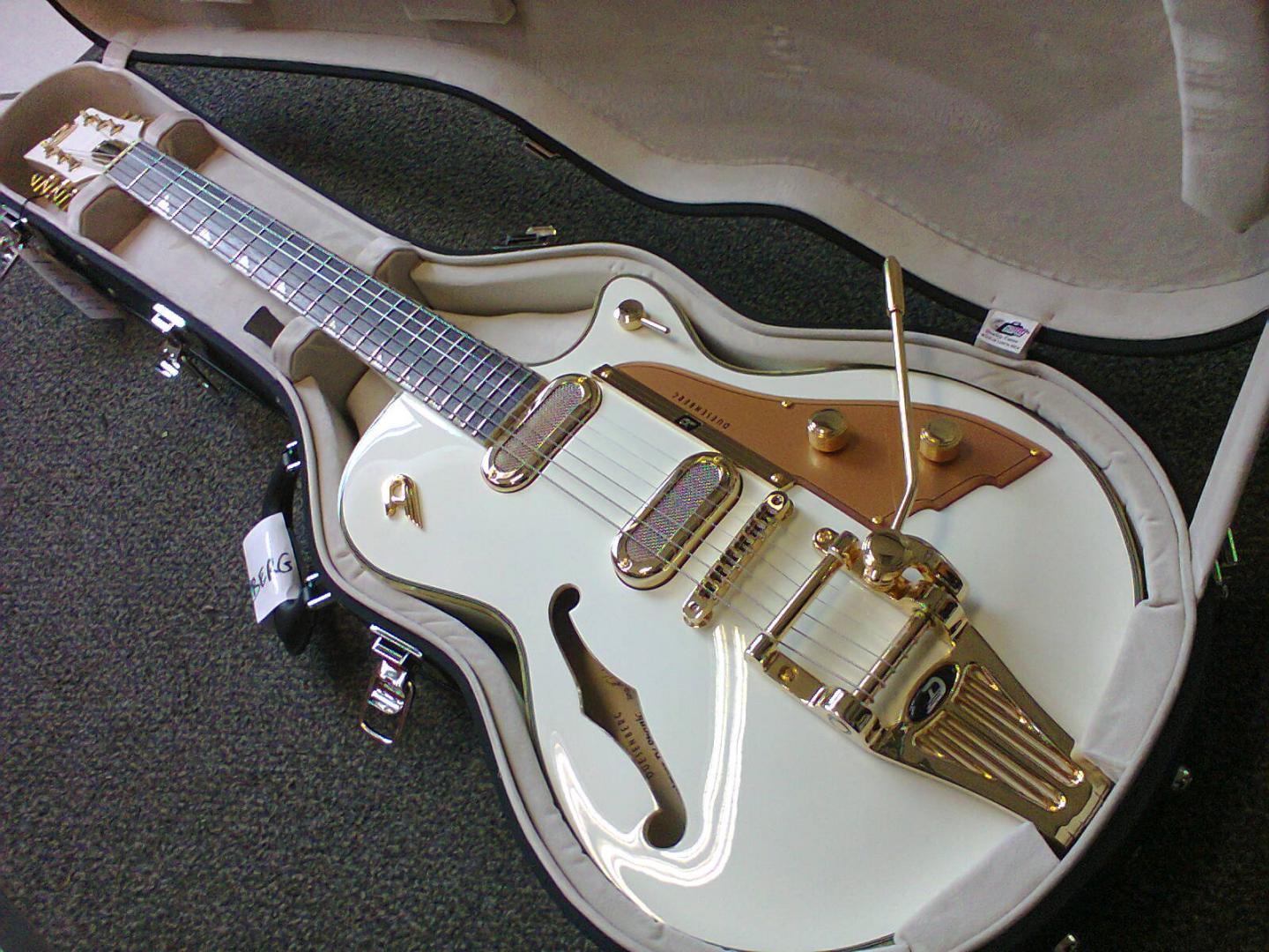 DUESENBERG STARPLAYER TV COLLECTION PHONIC VENETIAN WHITE DTV-PC-VNW DUESENBERG STARPLAYER TV COLLECTION PHONIC VENETIAN WHITE DTV-PC-VNW GUITARE ELECTRIQUE VENETIAN WHITE. CORPS ERABLE FLAMME TABLE EPICEA. MANCHE ERABLE TOUCHE PALISSANDRE INDIEN. 2 MICROS P90. VOL. TON. SELECTEUR 4 POS. VIBRATO DUESENBERG. ACCASTILLAGE GOLD. ETUI CUSTOM