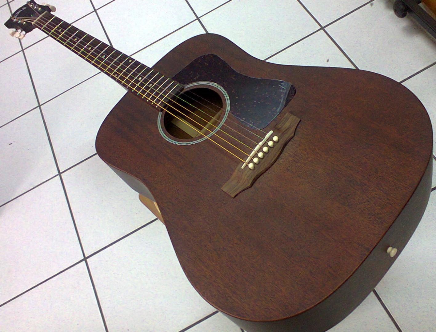 Guild-d-20-nat GUILD D20 GUITARE ACOUSTIQUE **FAITE A LA MAIN MADE IN USA** NATUREL SATINE. TOUTE MASSIVE. TABLE DOS ECLISSES MANCHE ACAJOU. TOUCHE & CHEVALET PALISSANDRE. PLAQUE ECAILLE. **ETUI GUILD**