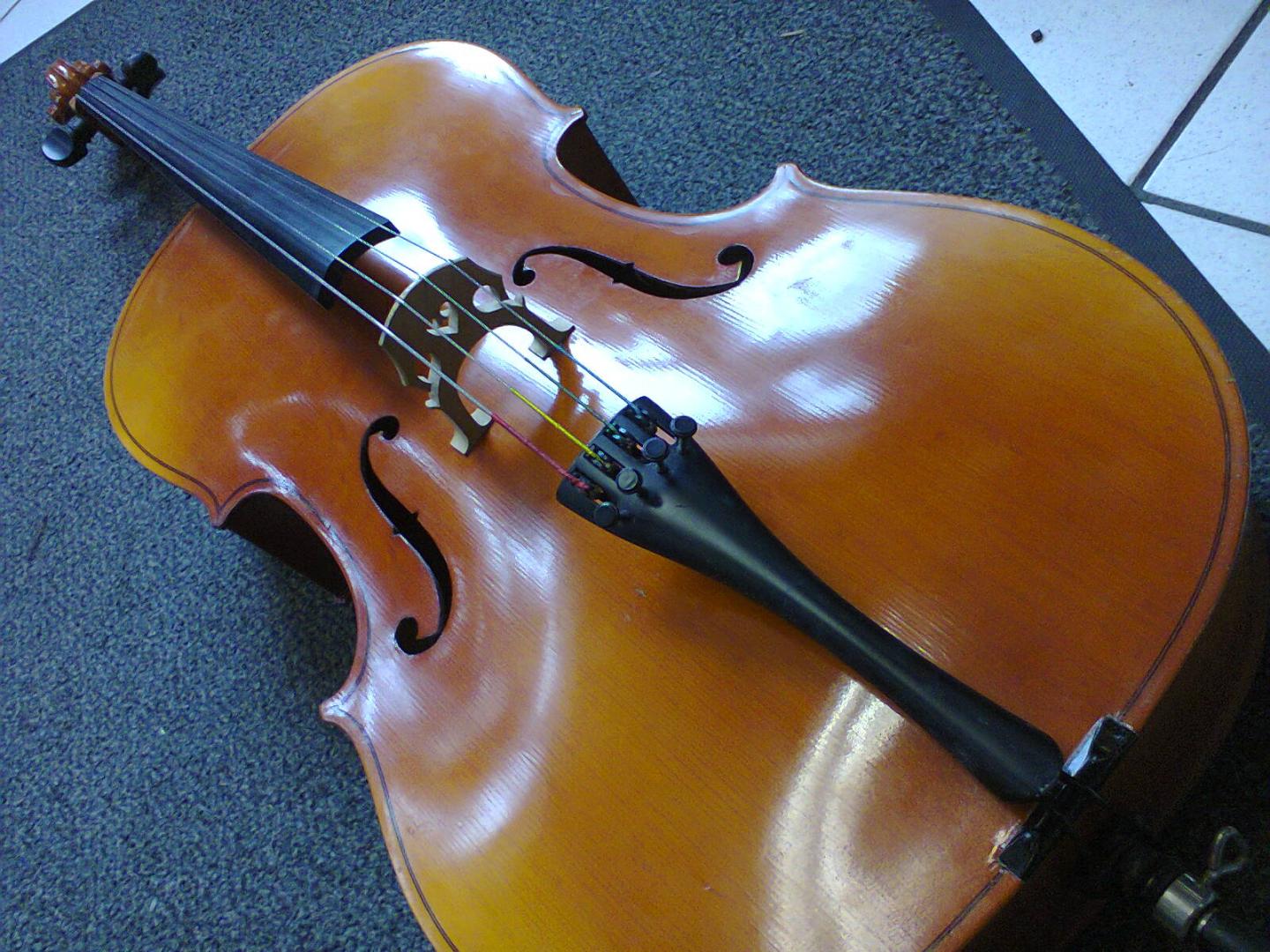 EBERHARD MEINEL EBERHARD MEINEL VIOLONCELLE 1/2 MADE IN GERMANY. TABLE EPICEA. DOS ECLISSES ERABLE FLAMME. GARNITURE EBENE. CORDE ''DOMINANT'' (neuve).