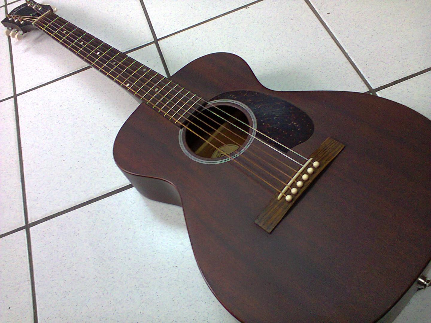 GUILD M20 GUILD M20 GUITARE ELECTRO ACOUSTIQUE CONCERT **FAITE A LA MAIN MADE IN USA** NATUREL SATINE. TOUTE MASSIVE. TABLE DOS ECLISSES MANCHE ACAJOU. TOUCHE & CHEVALET PALISSANDRE. PLAQUE ECAILLE.