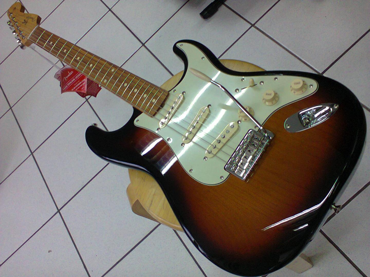 FENDER STRATOCASTER CLASSIC SERIES 60' SUNBURST FENDER STRATOCASTER CLASSIC SERIES 60' SUNBURST- 0131003300 GUITARE ELECTRIQUE STRATOCASTER 60'S Mexique SUNBURST. CORPS AULNE. MANCHE ERABLE & TOUCHE PAU FERRO VERNIS 21 CASES. 3 MICROS SIMPLES. SELECTEUR 5 POSITIONS. 1 VOL. 2 TON. MECANIQUE VIBRATO ACCASTILLAGE CHROME. PLAQUE VINTAGE