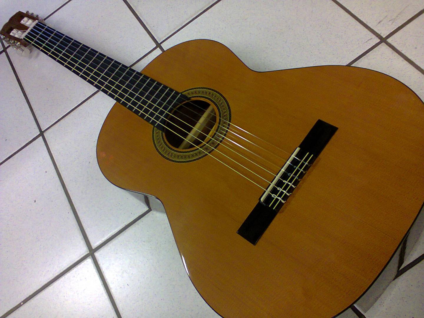 ALVARO 60 ALVARO 60 GUITARE CLASSIQUE ESPAGNOLE. TABLE CEDRE MASSIF. DOS ECLISSES TOUCHE CHEVALET PALISSANDRE. MANCHE ACAJOU. MECANIQUE CHROME