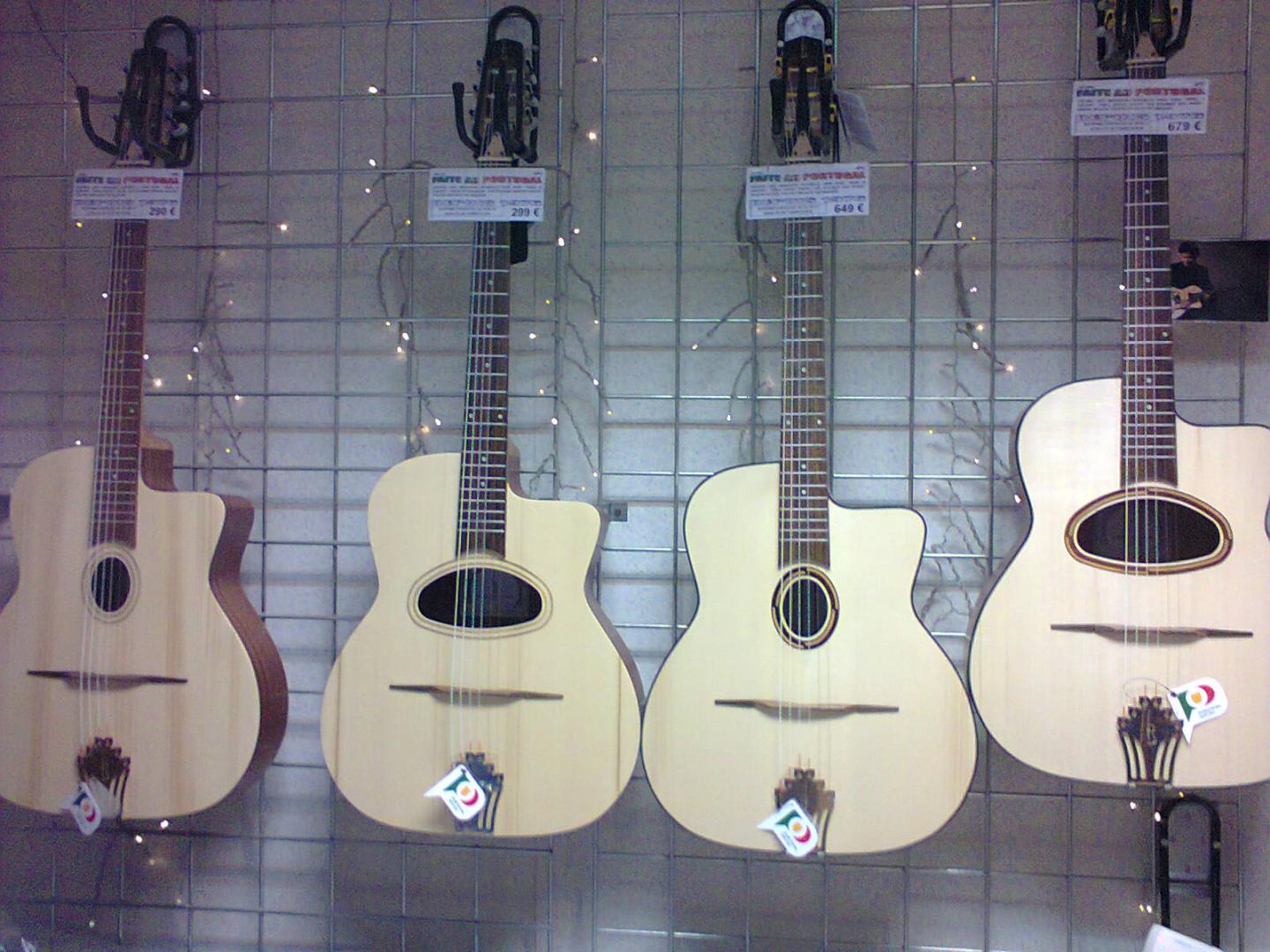 APC JM APC JM GUITARE JAZZ MANOUCHE NATURELLE OPEN PORE **MADE IN EUROPE**. TABLE EPICEA MASSIF. DOS ECLISSES MANCHE ACAJOU. TOUCHE CHEVALET PALISSANDRE.