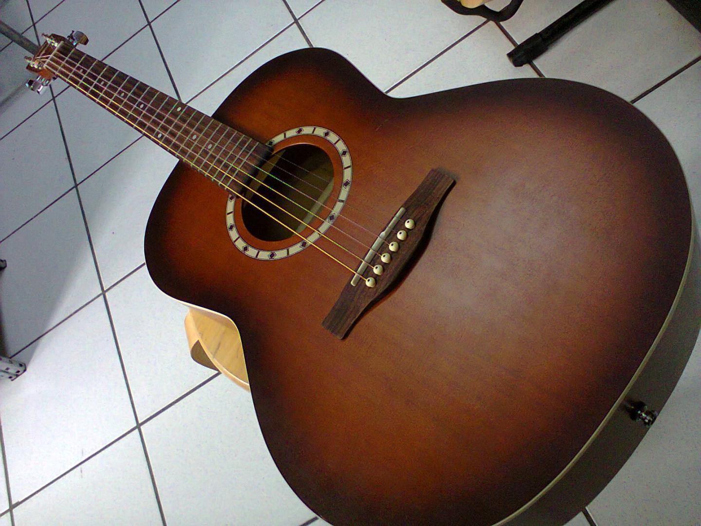 ART ET LUTHERIE FOLK CEDAR ANTIQUE BURST ART ET LUTHERIE FOLK CEDAR ANTIQUE BURST **OCCASION** GUITARE ACOUSTIQUE FOLK LUTHIER CANADIEN ANTIQUE BURST SATINE. TABLE CEDRE MASSIF. FOND & ECLISSES MERISIER. MANCHE ERABLE. TOUCHE & CHEVALET PALISSANDRE. MECANIQUE BAIN D'HUILE.