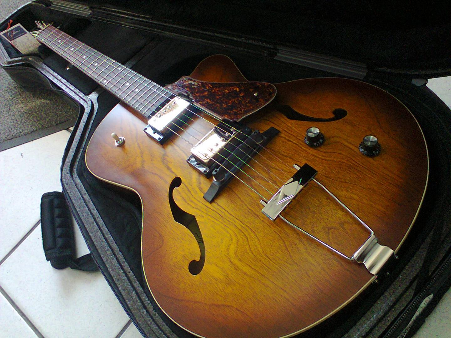 GODIN 5th Avenue CW Kingpin II HB Cognac Burst 039289 GODIN 5th Avenue CW Kingpin II HB Cognac Burst 039289 GUITARE ELECTRIQUE CAISSE 3/4 JAZZ PAN COUPE LUTHIER CANADIEN COGNAC BURST SATINE. TABLE VOUTEE DOS MOULE ECLISSES MERISIER. MANCHE ERABLE ARGENTE. TOUCHE PALISSANDRE. 2 MICROS CUSTOM HUMBUCKER. VOL. TON. SELECTEUR 3 POS. CORDIER & MECANIQUES CHROMES. PLAQUE ECAILLE. **AVEC ETUI TRIC**