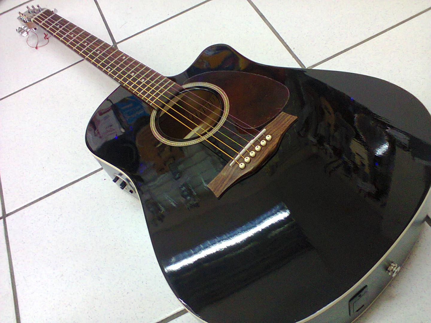 SEAGULL ENTOURAGE BLACK CW GT QI 034208 SEAGULL ENTOURAGE BLACK CW GT QI 034208 GUITARE ELECTRO ACOUSTIQUE PAN COUPE. CANADIENNE NOIRE FAITE MAIN. TABLE CEDRE MASSIF. FOND ECLISSES MERISIER. MANCHE ERABLE ARGENTE TOUCHE CHEVALET PALISSANDRE. PREAMPLI GODIN EPM QUANTUM ACCORDEUR. MECANIQUE CHROMEE BAIN D'HUILE.