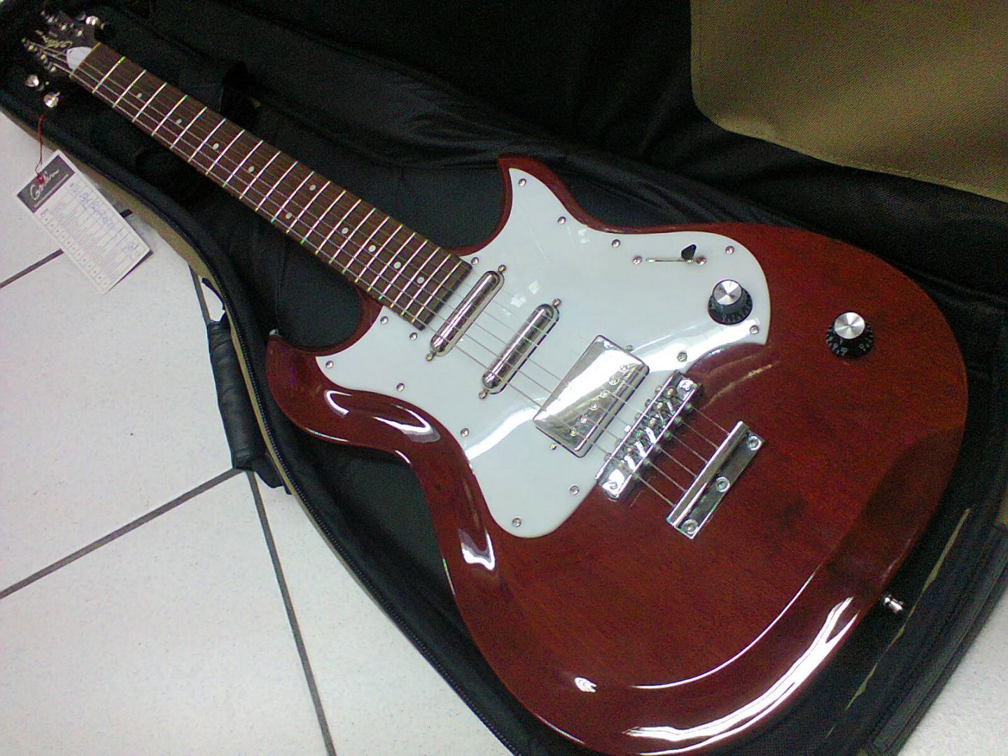 GODIN RICHMOND BELMONT BURGUNDY 037933 GODIN RICHMOND BELMONT BURGUNDY 037933 **OCCASION** GUITARE ELECTRIQUE BURGUNDY LUTHIER CANADIEN. CORPS & MANCHE ACAJOU MASSIF. TOUCHE PALISSANDRE. 2 MICROS SINGLE COIL LIPSTICK 1 DOUBLE HUMBUCKER 59 SEYMOUR DUNCAN. VOL. TON. SELECTEUR 5 POS. ACCASTILLAGE CHROME. PLAQUE BLANCHE. **HOUSSE FOURNIIE**