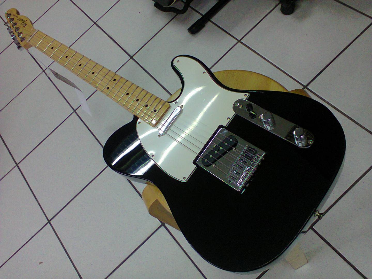 FENDER Standard Telecaster black maple FENDER Standard Telecaster black maple 0145102506 GUITARE ELECTRIQUE TELECASTER STANDARD Mexique NOIRE VERNIE. CORPS AULNE. MANCHE TOUCHE ERABLE. PLAQUE BLANCHE. 2 MICROS SIMPLES. VOLUME TONALITE. SELECTEUR 3 POSITIONS. ACCASTILLAGE CHROME.