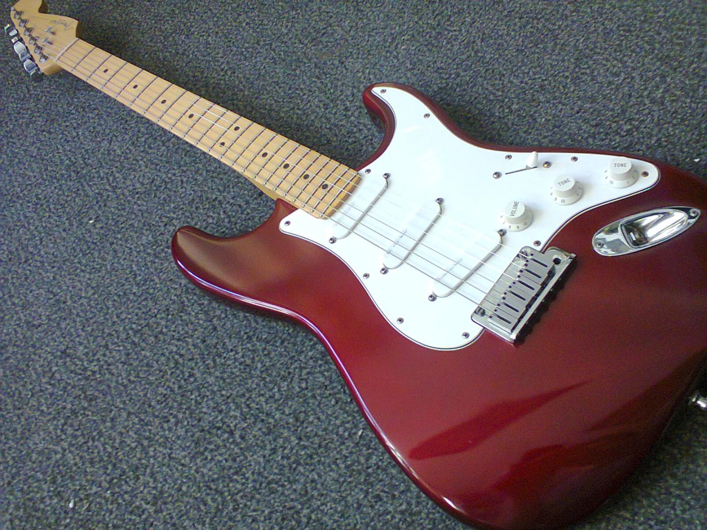 Fender American Standard Stratocaster Candy Apple Red Fender American Standard Stratocaster Candy Apple Red GUITARE ELECTRIQUE STRATOCASTER STANDARD USA CANDY APPLE RED. CORPS AULNE. MANCHE & TOUCHE ERABLE 22 FRETTES. 3 MICROS SIMPLES. SELECTEUR 5 POSITIONS. 1 VOL. 2 TON. MECANIQUE BAIN D'HUILE. ACCASTILLAGE CHROME. PLAQUE BLANCHE.