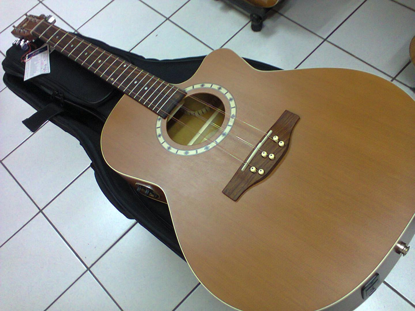 ART & LUTHERIE TRES CUBANO CEDAR CW Q1T AL041954 ART & LUTHERIE GUITARE TRES CUBANO NATUREL PAN COUPE **MADE IN CANADA QUEBEC** LUTHIER CANADIEN. TABLE CEDRE MASSIF. DOS ECLISSES MERISIER. MANCHE ERABLE. TOUCHE CHEVALET PALISSANDRE. PREAMPLI Q1T. MECANIQUES BAIN D'HUILE CHROME