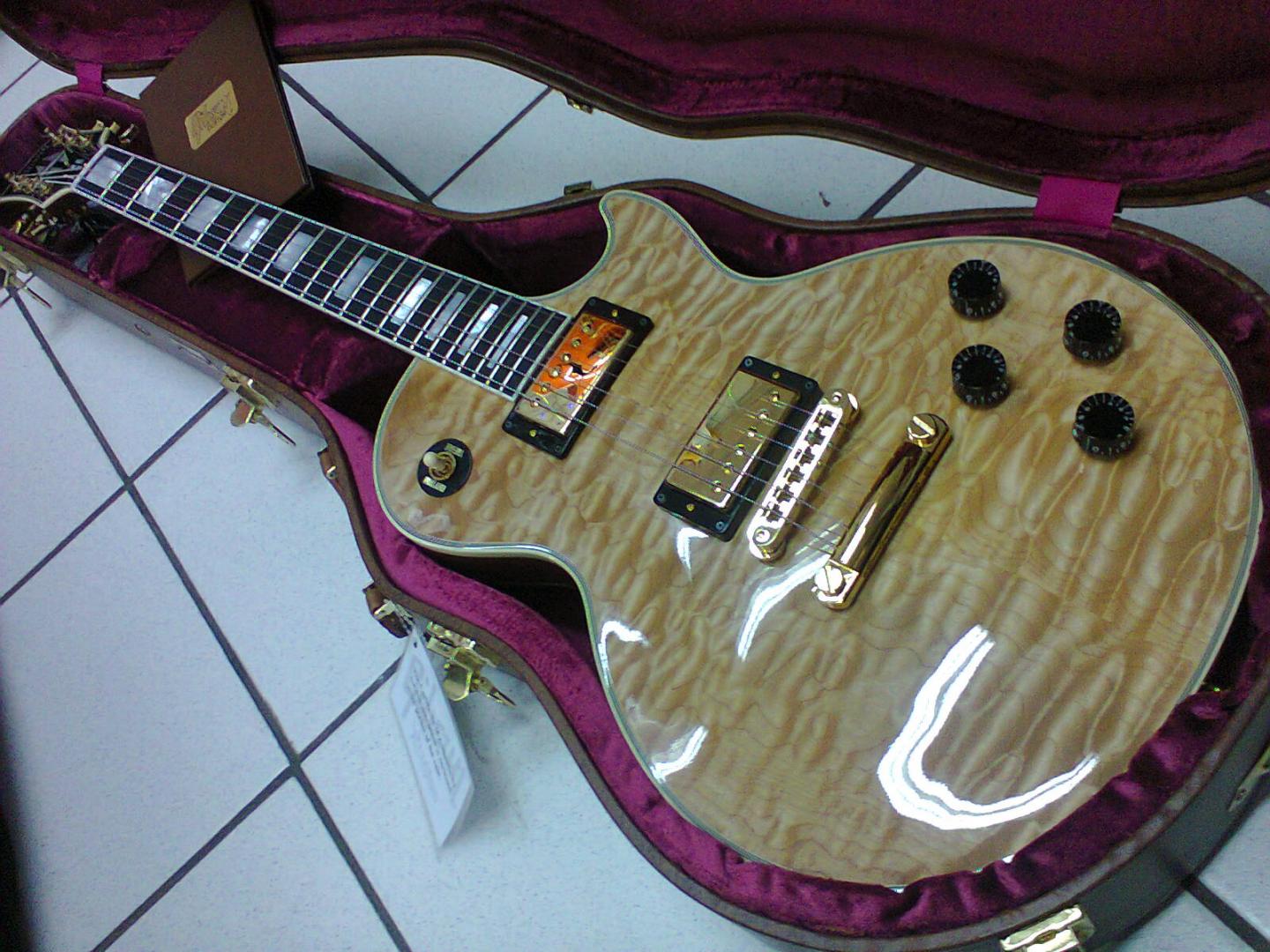 GIBSON LES PAUL CUSTOM SHOP QUILT LIMITED RUN NATURAL GIBSON LES PAUL CUSTOM SHOP QUILT LIMITED RUN NATURAL LPCQLTDANGH1 GUITARE ÉLECTRIQUE **MADE IN NASHVILLE USA** NATURAL. TABLE ÉRABLE ONDE SCULPTÉE. CORPS MASSIF 1 PIECE MANCHE ACAJOU. TOUCHE RICHLITE. MICROS 490R & 498T. 2 VOLUMES 2 TONALITÉS. SÉLECTEUR 3 POSITIONS. ACCASTILLAGE OR. **ÉTUI CUSTOM GIBSON**