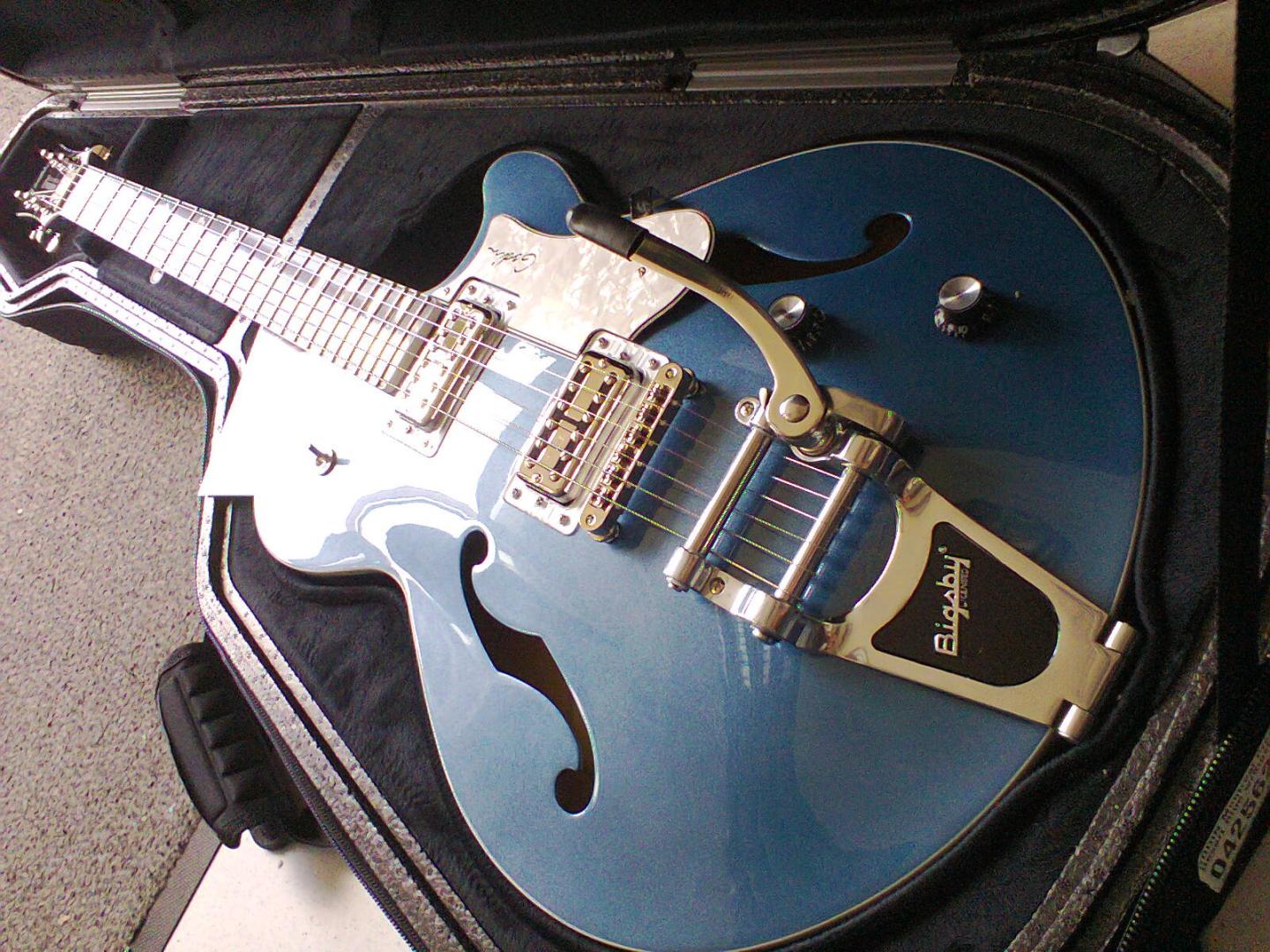 GODIN Montreal Premiere LTD Desert Blue TV Jones & Bigsby 042562 GODIN Montreal Premiere LTD Desert Blue TV Jones & Bigsby 042562 GUITARE ELECTRIQUE 1/2 CAISSE DESERT BLUE VERNIS **SERIE LIMITEE MADE IN CANADA**. TABLE DOS ECLISSES MERISIER SAUVAGE. MANCHE ACAJOU TOUCHE RICHLITE. 2 MICROS TV JONES. SELECTEUR 3 POS. VOL. TON. ACCASTILLAGE CHROME. ETUI GODIN.