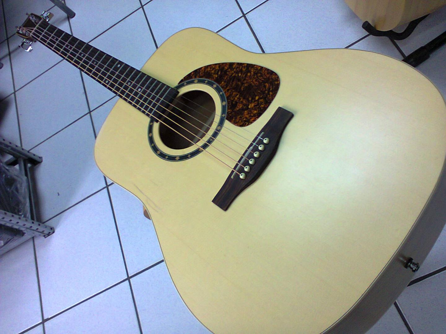 NORMAN ENCORE B20 NORMAN ENCORE B20 **OCCASION** GUITARE ACOUSTIQUE CANADIENNE NATURELLE SATINEE FAITE MAIN. TABLE EPICEA MASSIF. FOND ECLISSES MERISIER. MANCHE ERABLE ARGENTE TOUCHE CHEVALET PALISSANDRE. MECANIQUE CHROMEE BAIN D'HUILE. PLAQUE ECAILLE.