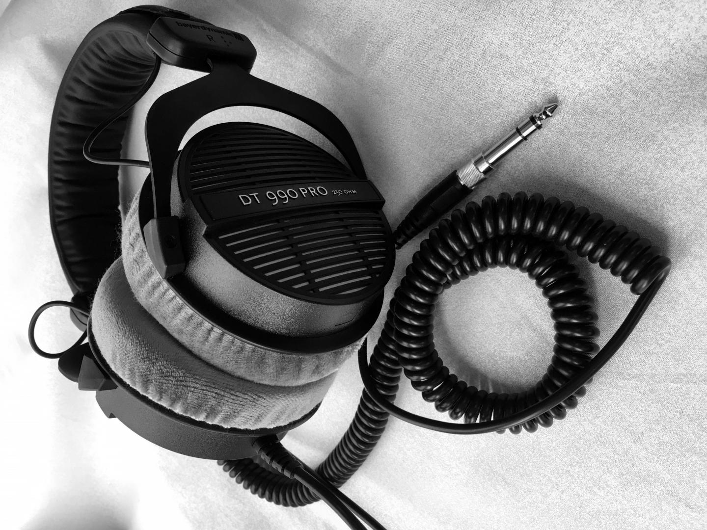 BEYERDYNAMIC DT990 PRO BEYERDYNAMIC DT990 PRO CASQUE OUVERT PRO **MADE IN GERMANY** FREQUENCE 5 - 35000 Hz IMPEDANCE 250 OHMS CABLE 3M. JACK 6,35 & 3,5 OR