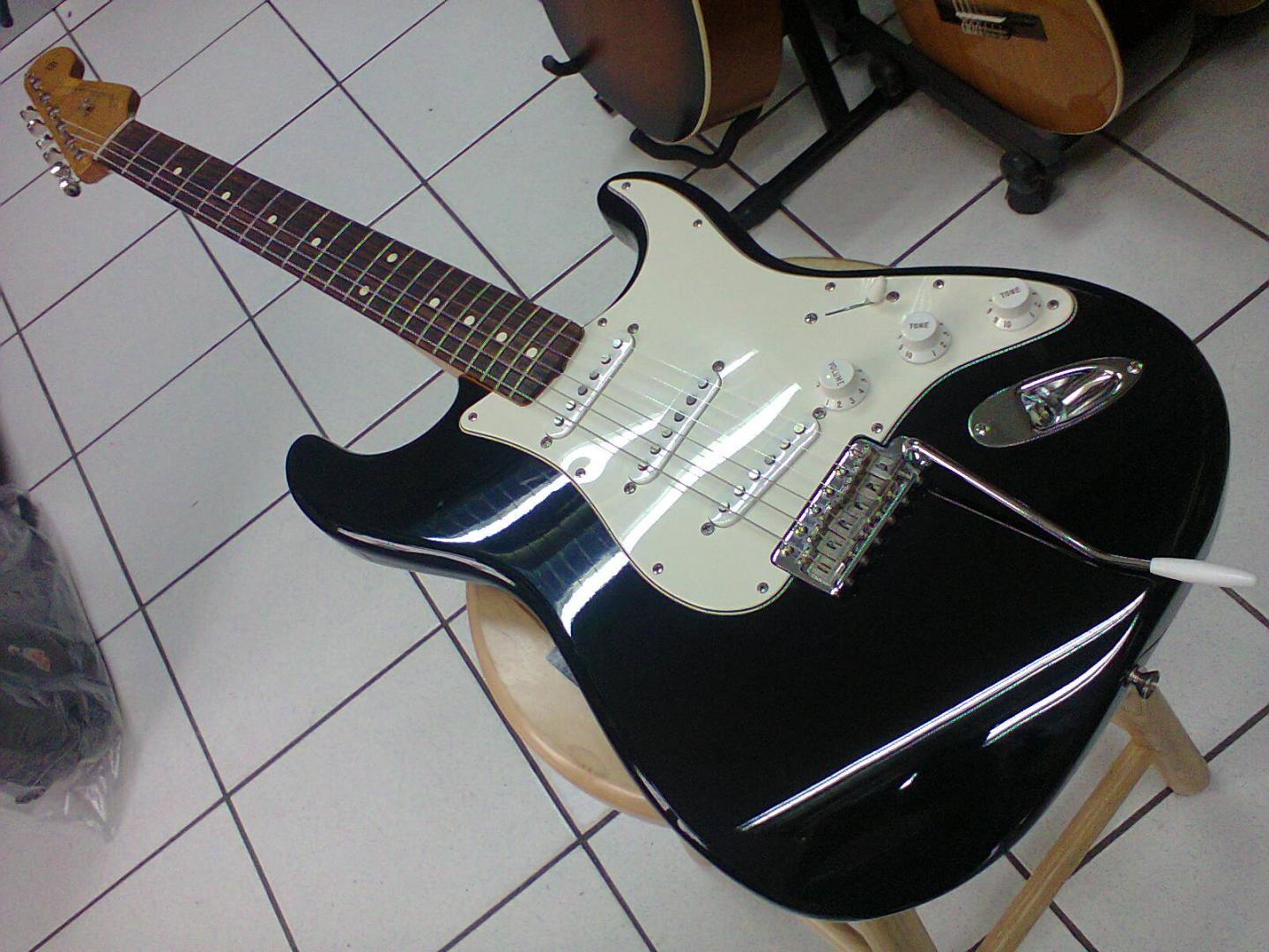 FENDER STRATOCASTER CLASSIC SERIES 60' FENDER STRATOCASTER CLASSIC SERIES 60' - 0131000306 GUITARE ELECTRIQUE N° mz8201631 STRATOCASTER 60'S Mexique NOIRE. CORPS AULNE. MANCHE ERABLE & TOUCHE PALISSANDRE 21 CASES. 3 MICROS SIMPLES. SELECTEUR 5 POSITIONS. 1 VOL. 2 TON. MECANIQUE VIBRATO ACCASTILLAGE CHROME.