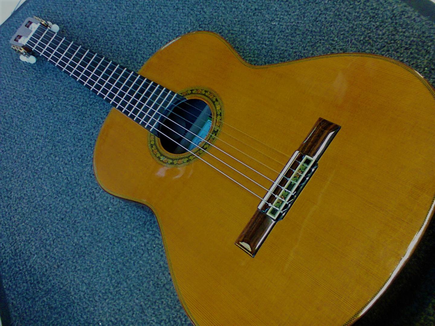 Jose Ramirez 125 anos Edition Limitée Jose Ramirez 125 anos Edition Limitée GUITARE CLASSIQUE **EDITION LIMITEE AMALIA RAMIREZ** FAITE EN Espagne. NATURELLE VERNIE. TABLE CEDRE ROUGE MASSIF. MANCHE CEDRE DOS ECLISSES PALISSANDRE INDIEN MASSIF. TOUCHE EBENE. MECANIQUES PLAQUEES OR. ¤¤AVEC ETUI¤¤