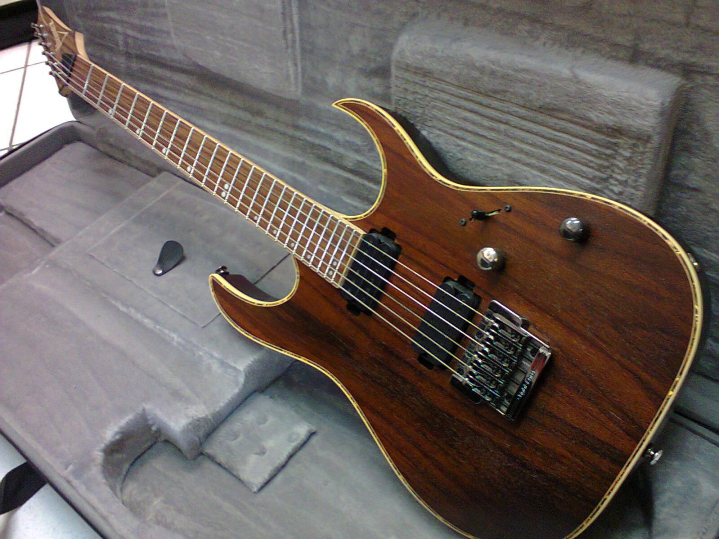 IBANEZ RG721RW IBANEZ RG721RW GUITARE ELECTRIQUE NATURELLE VERNIS SATINE. CORPS TILLEUL TABLE SONOKELIN. MANCHE ERABLE ET NOYER. TOUCHE PALISSANDRE. 2 MICROS DOUBLE. VOL. PUSH PULL TON. SELECTEUR 3 POS. MECANIQUE BAIN D'HUILE. ACCASTILLAGE NOIRE. AVEC ETUI