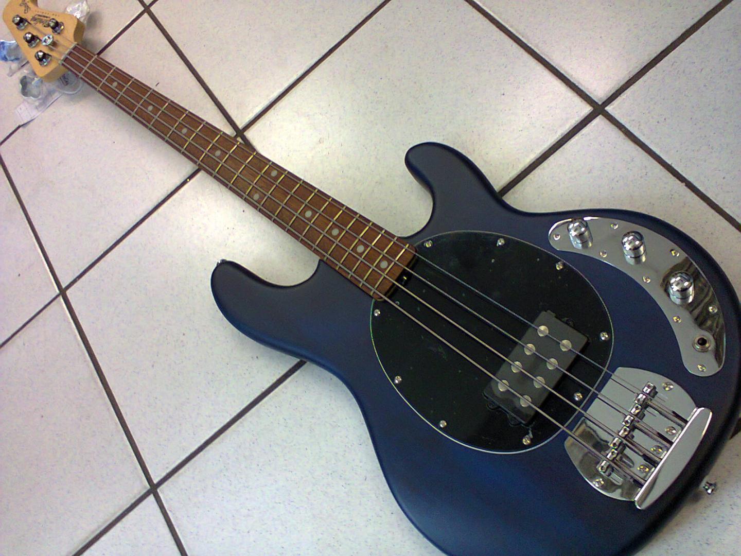 STERLING MUSIC MAN STINGRAY ray4tblsr1 STERLING MUSIC MAN STINGRAY ray4tblsr1 BASSE ACTIVE BLEU TRANSPARENT SATINE. CORPS TILLEUL. MANCHE ERABLE. TOUCHE PALISSANDRE. MICRO HUMBUCKER CERAMIQUE. VOL. TON. ACCASTILLAGE CHROME. PLAQUE NOIRE.