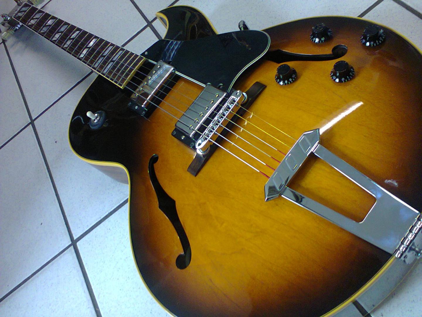 GIBSON ES175 GIBSON ES175 GUITARE ELECTRIQUE SUNBURST **NASHVILLE USA**. TABLE ERABLE. DOS ECLISSES MANCHE ACAJOU. TOUCHE CHEVALET PALISSANDRE. 2 MICROS HUMBUCKER. 2 VOL. 2 TON. SELECTEUR 3 POS. ACCASTILLAGE CHROME