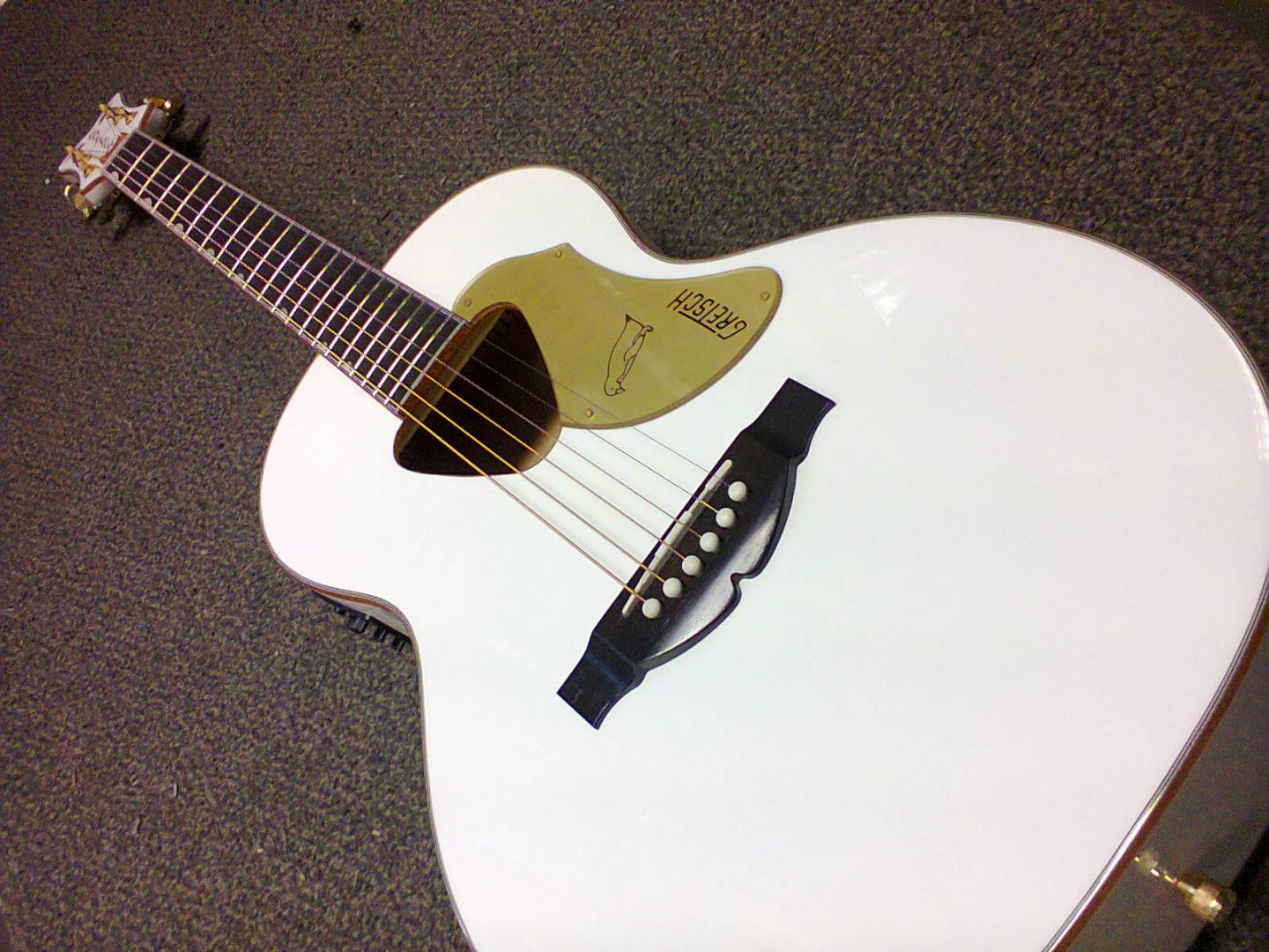 GRETSCH G5021WPE WHT GRETSCH G5021WPE GUITARE PARLOR ELECTRO ACOUSTIQUE BLANCHE VERNIE. TABLE EPICEA MASSIF. DOS ECLISSES MANCHE ERABLE. TOUCHE CHEVALET PALISSANDRE. PREAMPLI FISHMAN ISYS III. ACCASTILLAGE GOLD. MECANIQUE BAIN D'HUILE. PLAQUE GOLD