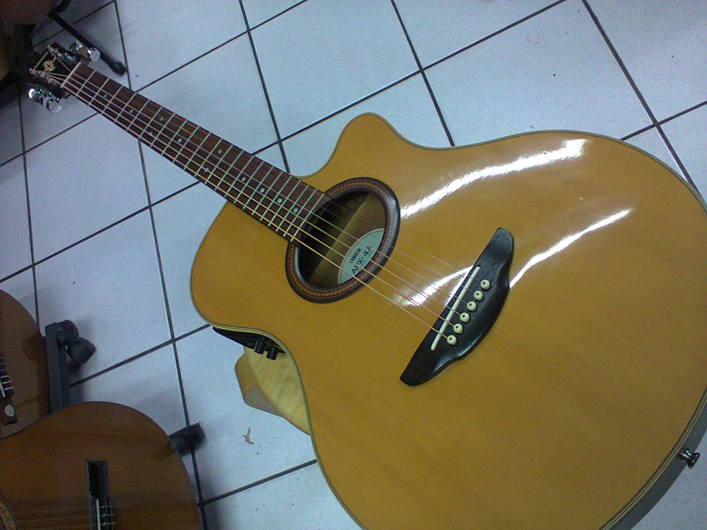 YAMAHA APX4A YAMAHA APX4A **OCCASION** GUITARE ELECTRO ACOUSTIQUE PAN COUPÉ. TABLE ÉPICÉA. DOS ÉCLISSES MANCHE NATO. TOUCHE CHEVALET PALISSANDRE. ÉGALISEUR 3 BANDES VOLUME. MODULATEUR DE FRÉQUENCE MÉDIUM.