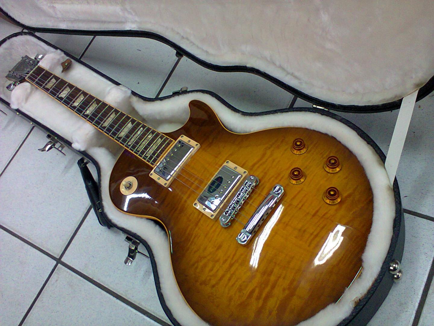 GIBSON Les Paul Standard 2008 Plus Nashville USA HONEY BURST LPSTD+HBCH1 GIBSON **OCCASION** GUITARE ELECTRIQUE N° 19780436 **MADE IN USA** HONEY BURST. TABLE ERABLE FLAMME. CORPS & MANCHE ACAJOU. TOUCHE PALISSANDRE. 2 MICROS BURSTBUCKER PRO ALNICO 5. VOL. TON. SELECTEUR 3 POS. MECANIQUE GROVER. ACCASTILLAGE CHROME. ETUI **MADE IN CANADA**