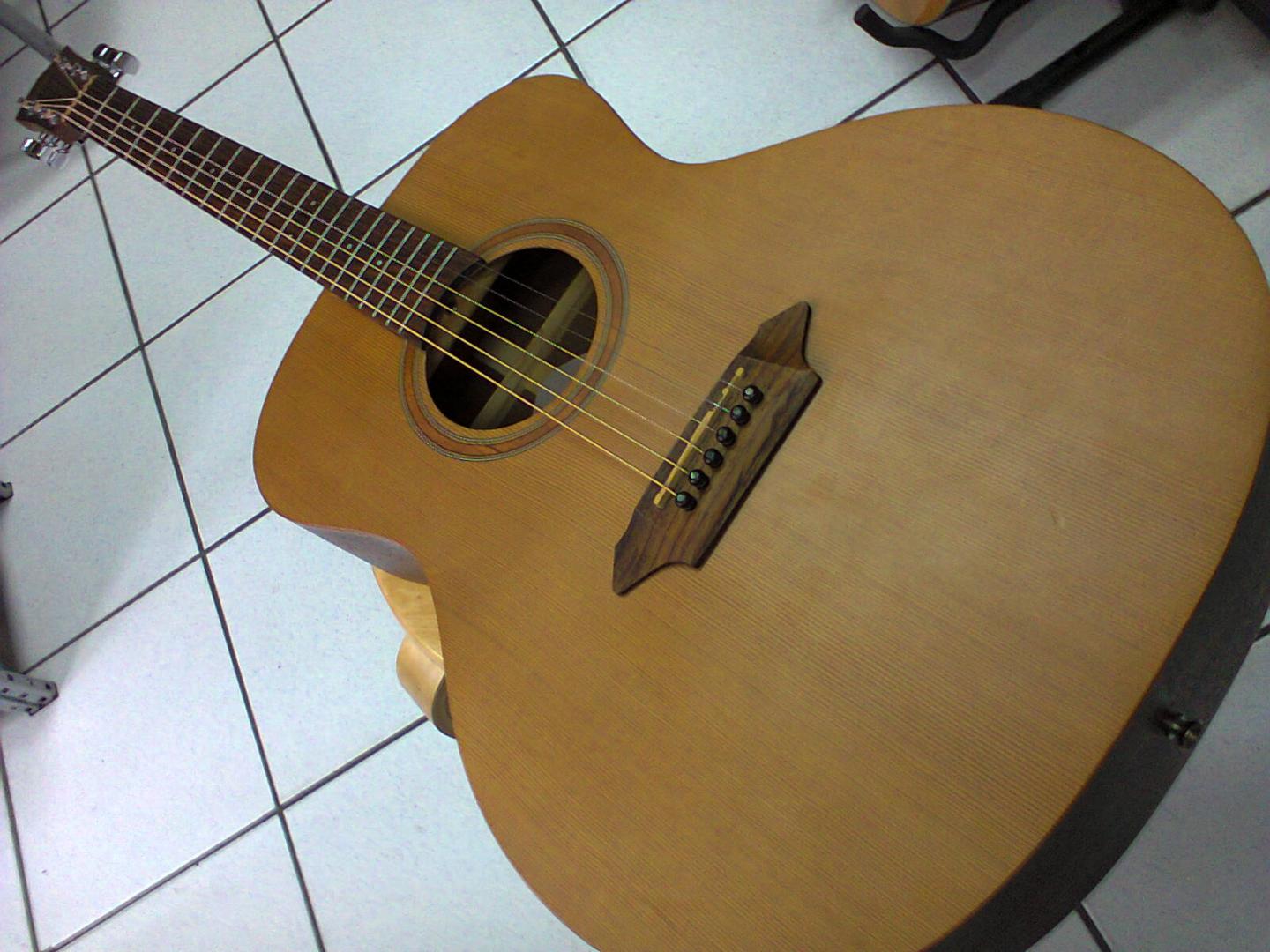 EAGLETONE NORTH CA 10S NATURELLE EAGLETONE NORTH CA 10S NATURELLE GUITARE ACOUSTIQUE NATURELLE SATINEE. TABLE CEDRE MASSIF. DOS ECLISSES SAPELE. MANCHE ACAJOU TOUCHE & CHEVALET PALISSANDRE. MECANIQUE BAIN D'HUILE CHROMEE