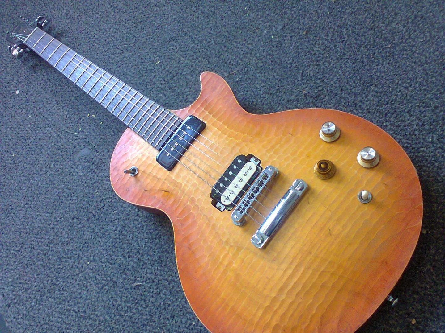 Gibson Les Paul Gary Moore Signature BFG Lemon Burst Gibson Les Paul Gary Moore Signature BFG Lemon Burst GUITARE ELECTRIQUE **MADE IN USA**. CORPS ACAJOU TABLE ERABLE. 1 MICRO BURSTBUCKER 1 MICRO P 90. 2 VOL. 1 TON. SELECTEUR 3 POS. MECANIQUE BAIN D'HUILE. ACCASTILLAGE CHROME